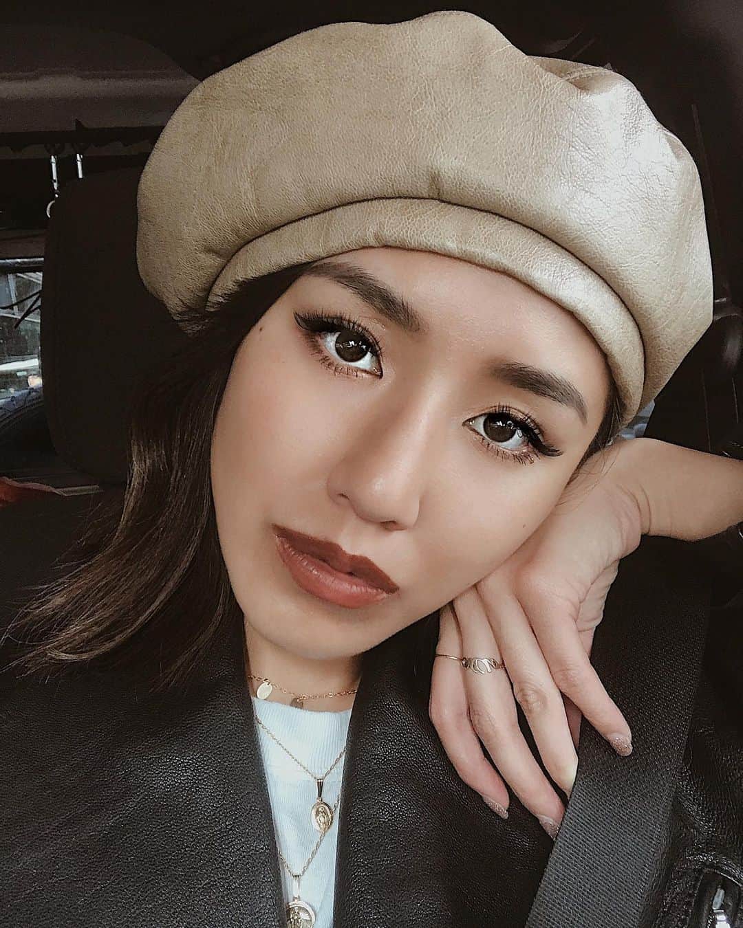 のインスタグラム：「メイクをなかなか変えないで有名なおみおです🙋🏽‍♀️笑 私は基本的にアイシャドーはブラウン系🤎 この間Roomy’sのドレスパーティーのときにいただいたexcelの新作コスメのブラウンパレットでメイクしてみました🤎 下の段の左側をアイホール全体に塗って、二重幅に右の濃いブラウンをon 私は必ず下瞼にもシャドーをonします！ そうすると立体感出るよ！ ネイルももう一つのパレットも使うの楽しみ🎨 @excelmake #excel#エクセル . .  roomy'sでは、3枚目で着ているショートのジャケットをオーダーした🥰 . Thank you for having me to the special party @roomys_official 🎉」