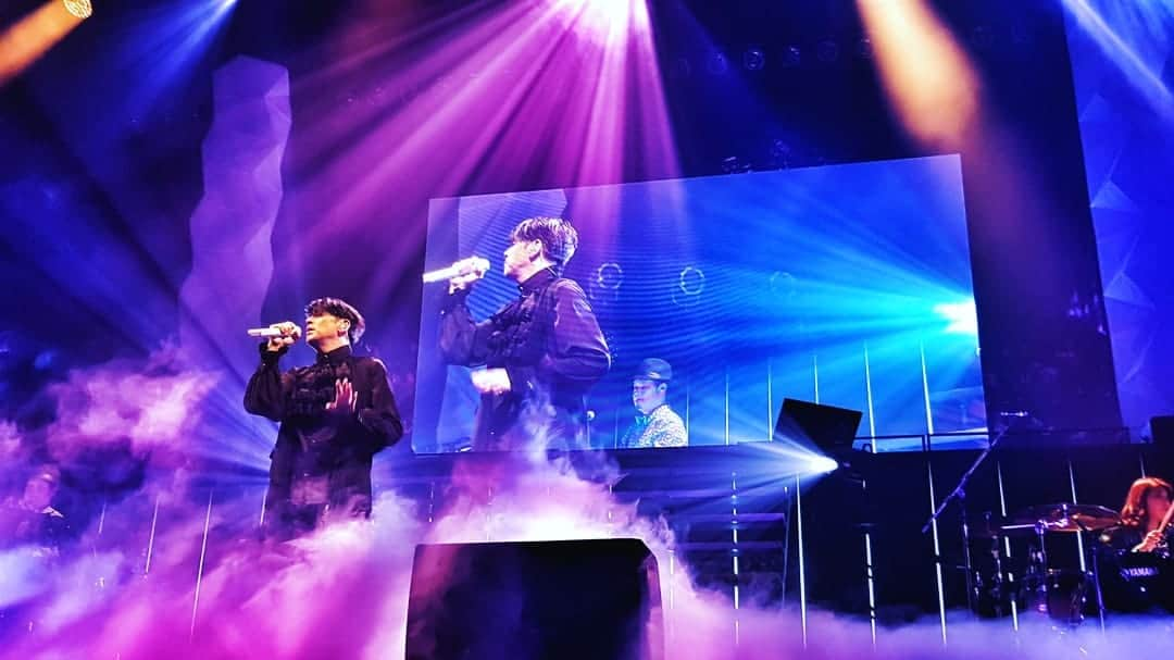 リュ・シウォンさんのインスタグラム写真 - (リュ・シウォンInstagram)「. #2019 Japan Live tour📌 . #도쿄국제포럼홀😉🎙 #오사카 NHK홀🎤 .」11月28日 15時46分 - ryusiwon106