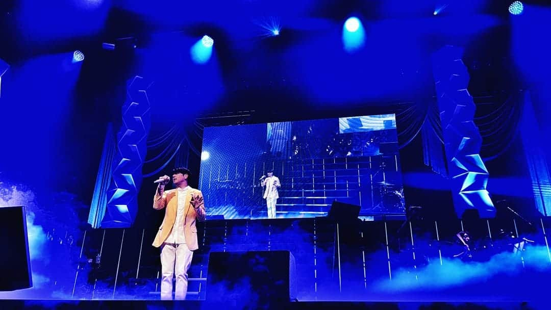 リュ・シウォンさんのインスタグラム写真 - (リュ・シウォンInstagram)「. #2019 Japan Live tour📌 . #도쿄국제포럼홀😉🎙 #오사카 NHK홀🎤 #15년간...126번째 공연📌 . #15년동안 함께해준...가족들 감사해요💗 #행복한 또하나의 추억~잊지않을께요😍 #감사합니다💙 .」11月28日 15時50分 - ryusiwon106