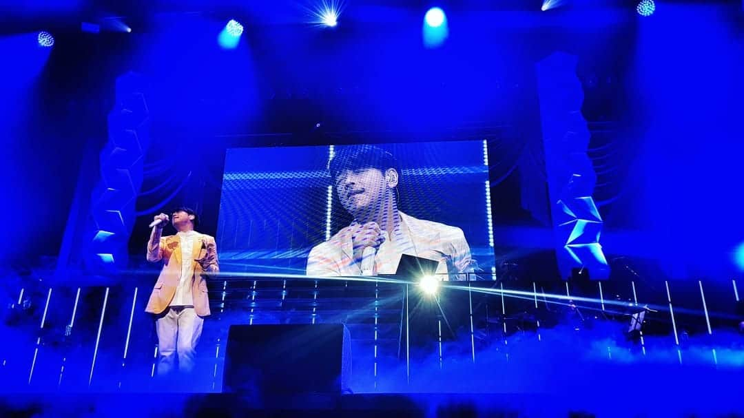 リュ・シウォンさんのインスタグラム写真 - (リュ・シウォンInstagram)「. #2019 Japan Live tour📌 . #도쿄국제포럼홀😉🎙 #오사카 NHK홀🎤 #15년간...126번째 공연📌 . #15년동안 함께해준...가족들 감사해요💗 #행복한 또하나의 추억~잊지않을께요😍 #감사합니다💙 .」11月28日 15時50分 - ryusiwon106