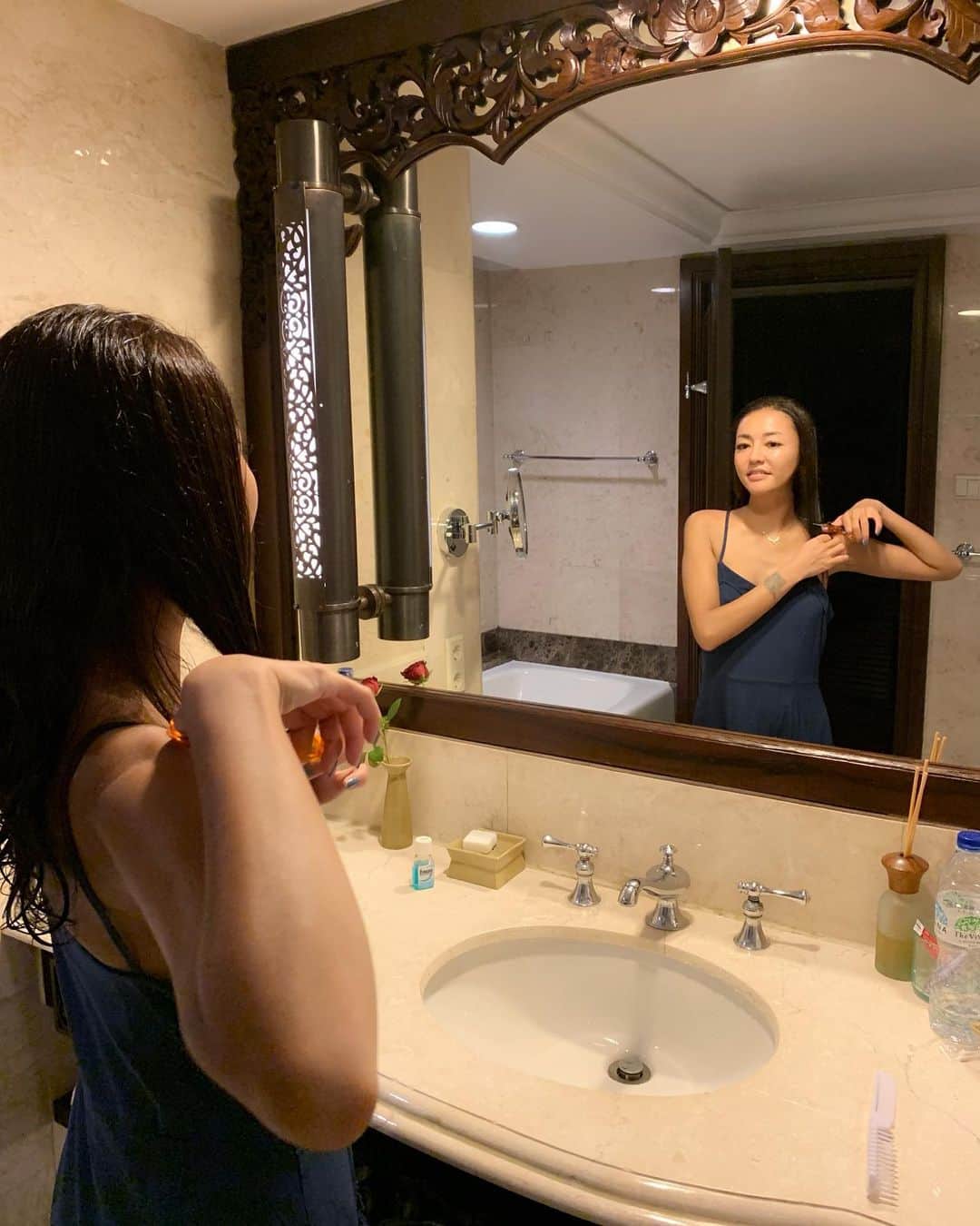 内藤陽子のインスタグラム：「そういえば、バリ島で風邪ひくわ、シャワーの水圧弱いわで、ホテルで自分でバッサリ髪切ったんだった✂︎ なんか最近海外に行けるようになって、色々な空気やその土地に触れてたら、要るもの、要らないもの、自分が求めているものとか、穏やかに感じられるようになった気がする。 3枚目は今回夜市で買ったもの✨  #おもいのほか #短くなりすぎて  #帰国して #すぐ #twiggy #バリ #絶対 #また行く」