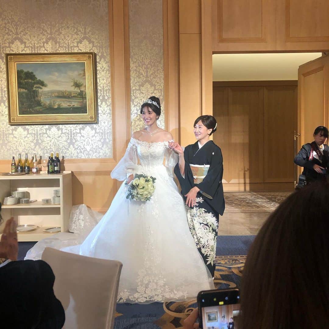 澤山璃奈さんのインスタグラム写真 - (澤山璃奈Instagram)「先日は大好きなハカマイ　@m.hakase の結婚式でした💕💐 プリンセスのように美しく、 素敵な旦那様と愛する人達に囲まれてとても幸せそうなマイをみれて、 本当に嬉しかったしとっても楽しい式でした💖👸 この3人では韓国旅行に行ったり、芸能界の友達が少ない私が唯一といってもいいくらいプライベートでも仲良くしてくれてる大切な友達❤️ その2人が素敵なパートナーと出会えた事がとても幸せです💓 私は…まだ先かなっ🤣❗ 改めてマイ結婚おめでとう️💍💖 そしてこれからもよろしくね💋 #葉加瀬マイ #結婚式　#おめでとう #happywedding #花嫁」11月28日 15時56分 - rinasawayama