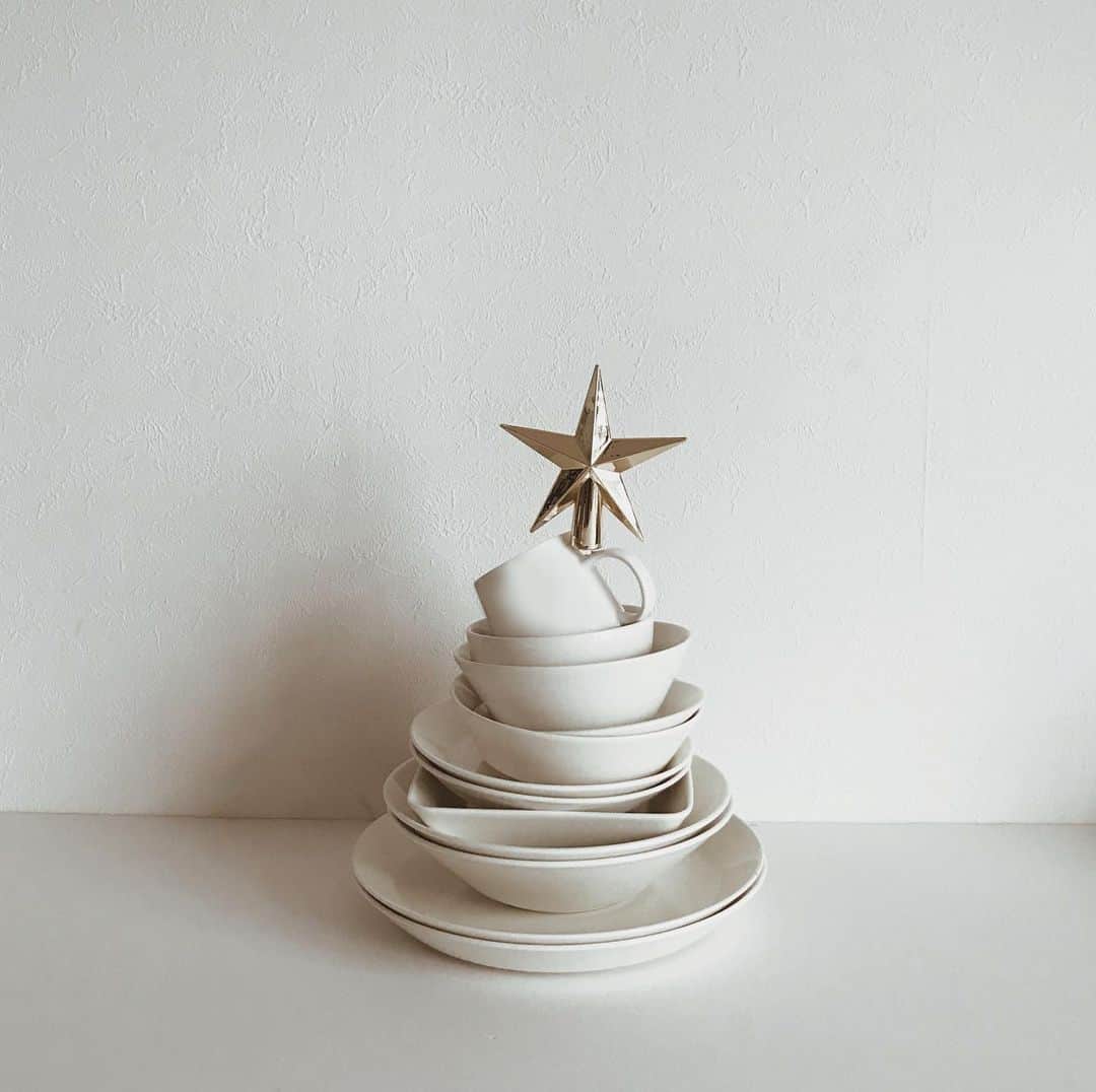 yuiのインスタグラム：「ceramic white tree🎄 普段使いの食器はほぼこれ◎ってほど使いやすいiittalaのTEEMAシリーズ。色もいろいろ持ってるけど、ベーシックなホワイトがやっぱり出番多めです◎ 素敵な北欧雑貨が揃う @royaldesign.jp のBLACK WEEK SALEスタートしてます⚐  毎日かわるスペシャルプライス！最大50%OFFも◎ 期間は12/3(tue)AM7:59まで⚐  https://royaldesign.jp/ (ストーリーから飛べます✈︎)」
