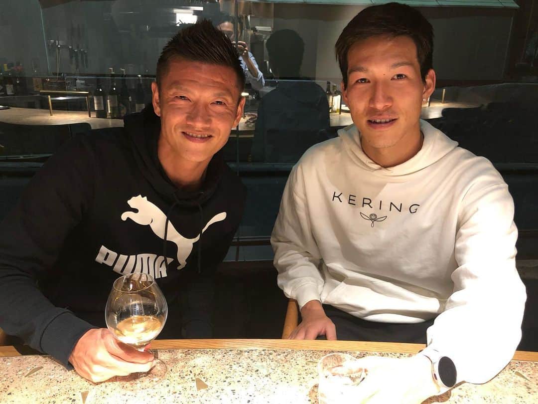 小林祐希のインスタグラム：「日本にいた時に播さんにご飯連れてってもらいました！相変わらず面白くてカッコいい男でした！笑 #播戸竜二 #小林祐希」