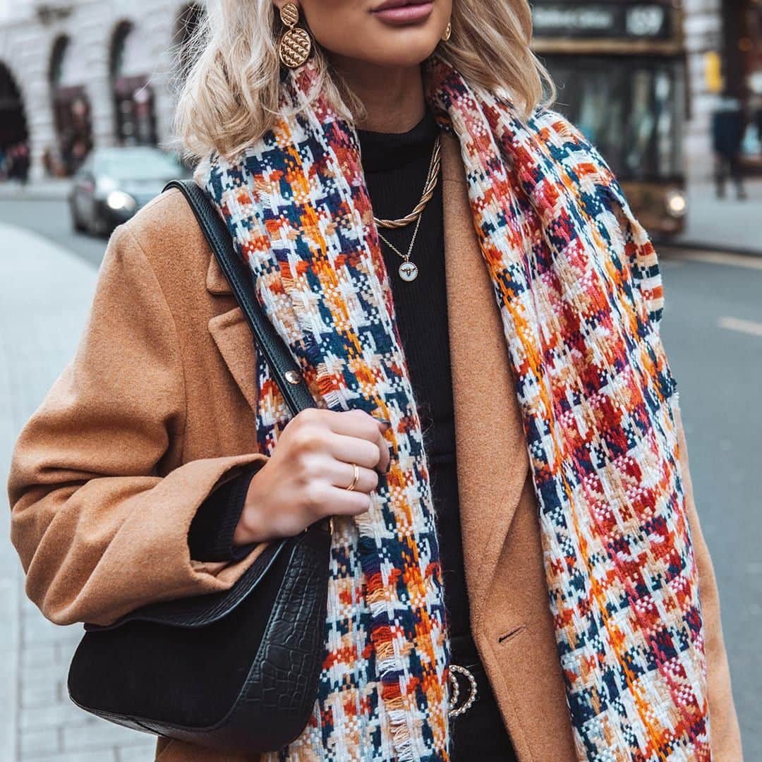 アクセサライズのインスタグラム：「A snuggle state of mind. Enjoy 20% off everything this #BlackFriday week 🔎: bag - 7906760300 🔎: scarf - 7873049700 🔎: necklace - 7847831300 🔎: earrings - 7855808100  Tap the link in the bio to shop now. #Accessorize #Accessorizer」