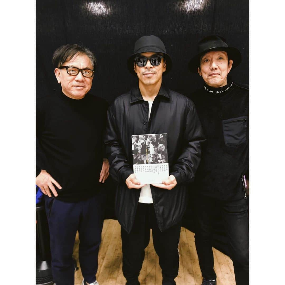 松本利夫さんのインスタグラム写真 - (松本利夫Instagram)「写真家のケイオガタさん スタイリストの島津由行さん いつも本当にありがとうございます。 ケイオガタさんから本を頂きました。 ありがとうございます。 #硬派の肖像」11月28日 16時16分 - exile_matsu