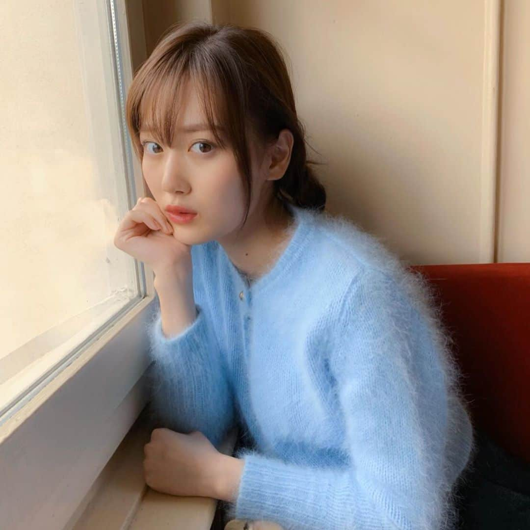 山下美月さんのインスタグラム写真 - (山下美月Instagram)「窓辺でもの思いにふける山下さん。 横顔もかわいいっ♡♡ #昼下がりの山下さん #満腹で眠たい #paris🇫🇷 #山下美月1st写真集」11月28日 16時17分 - yamashitamizuki1st