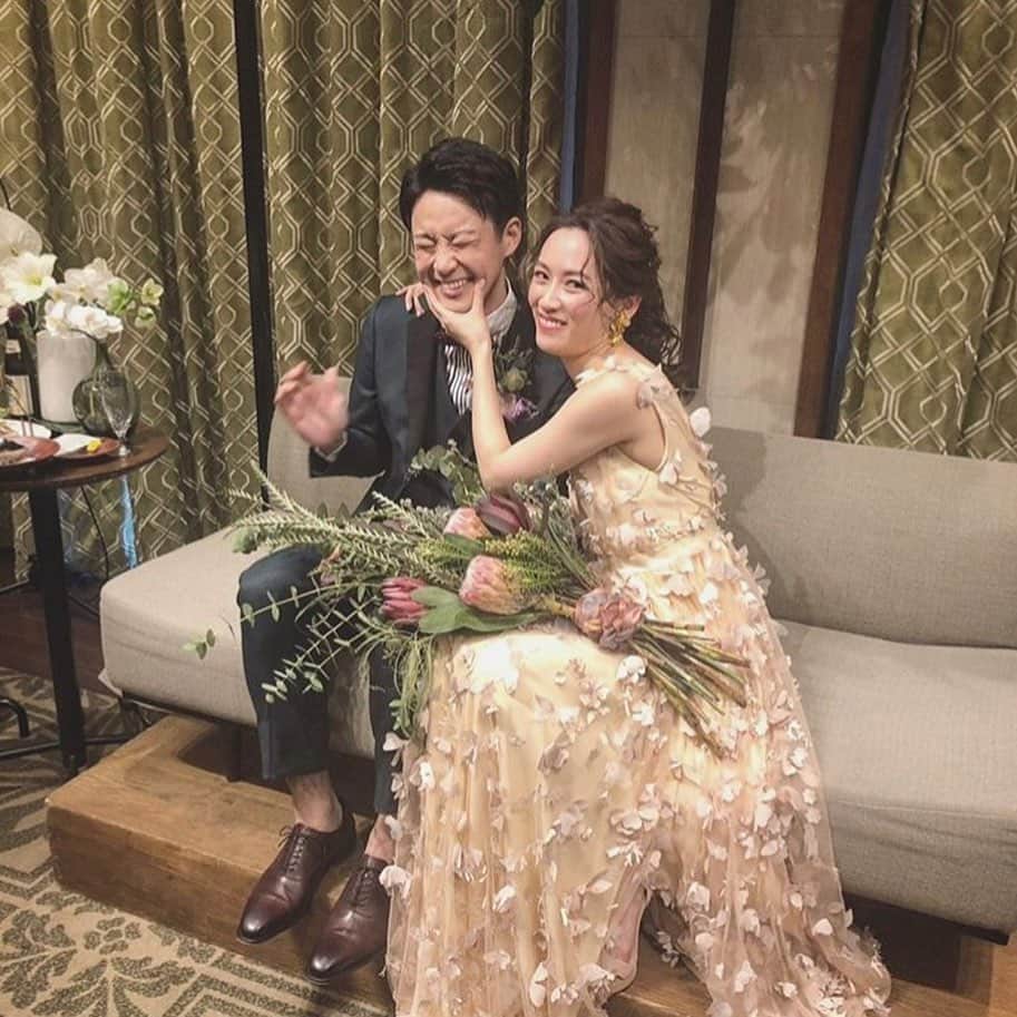 のインスタグラム：「. ====================== #みんなのウェディング をつけてお写真を投稿してください📸💕 素敵な投稿は記事内や公式IGで ご紹介させていただきます♡ ====================== . お色直しに、#アレクサンドラグレコ のドレスをチョイスした花嫁さん👰❤️ ． はじける笑顔が、本当にステキすぎます…😍💓 . 最近、立体的なお花のドレス💐を見かけるな〜と感じます☺️ . 動くたびにお花🌸がヒラヒラして、躍動感がありますよね✨ . ドレス選びって、本当に悩ましいもの。 流行りだったり、憧れの一着が実際はイメージと違ってドレス迷子になんてことも😭 . でも、そんな時は「着て心地がいいもの」「一番笑顔になれる一着」がいいのかも…😌❤️ . 花嫁さん👰の笑顔にまさるものはないんですから💓 . . @wd_co__t さんのpicを ご紹介させていただきました 👰🏻🤵🏻💒✨ ありがとうございます 😊💕 . . **************************************** 結婚式準備に役立つ情報毎日更新中🎉 詳しくはプロフィールリンク🔗をcheck❣️ . . 👉結婚式場の口コミや本当の費用明細は 《みんなのウェディングTOP》へ💓 . 👉結婚式準備に役立つアイデアは 《みんなのウェディングの記事を読む》へ💓 . 👉「こんなときみんなはどうしたの？😢」 みんなに意見やアドバイスをもらいたい花嫁さんは 《花コミュ》へ💓 . . ****************************************. . . #プレ花嫁 #結婚準備 #結婚 #ブライダル #卒花 #卒花嫁 #結婚準備 #2020冬婚 #2020春婚 #2019夏婚 #2019秋婚 #大人婚 #お色直し #カラードレス #ドレス迷子 #👗 #インポートドレス #シンプルウェディング #ワイルドブーケ #キングプロテア」