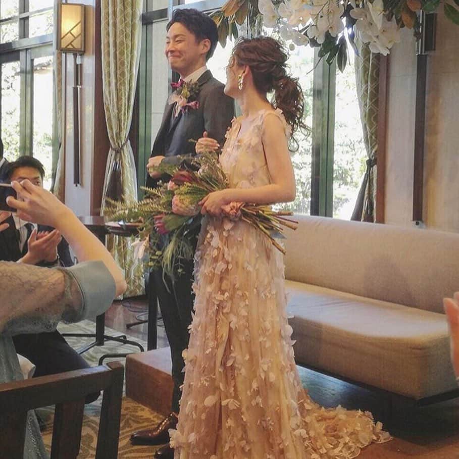 みんなのウェディングさんのインスタグラム写真 - (みんなのウェディングInstagram)「. ====================== #みんなのウェディング をつけてお写真を投稿してください📸💕 素敵な投稿は記事内や公式IGで ご紹介させていただきます♡ ====================== . お色直しに、#アレクサンドラグレコ のドレスをチョイスした花嫁さん👰❤️ ． はじける笑顔が、本当にステキすぎます…😍💓 . 最近、立体的なお花のドレス💐を見かけるな〜と感じます☺️ . 動くたびにお花🌸がヒラヒラして、躍動感がありますよね✨ . ドレス選びって、本当に悩ましいもの。 流行りだったり、憧れの一着が実際はイメージと違ってドレス迷子になんてことも😭 . でも、そんな時は「着て心地がいいもの」「一番笑顔になれる一着」がいいのかも…😌❤️ . 花嫁さん👰の笑顔にまさるものはないんですから💓 . . @wd_co__t さんのpicを ご紹介させていただきました 👰🏻🤵🏻💒✨ ありがとうございます 😊💕 . . **************************************** 結婚式準備に役立つ情報毎日更新中🎉 詳しくはプロフィールリンク🔗をcheck❣️ . . 👉結婚式場の口コミや本当の費用明細は 《みんなのウェディングTOP》へ💓 . 👉結婚式準備に役立つアイデアは 《みんなのウェディングの記事を読む》へ💓 . 👉「こんなときみんなはどうしたの？😢」 みんなに意見やアドバイスをもらいたい花嫁さんは 《花コミュ》へ💓 . . ****************************************. . . #プレ花嫁 #結婚準備 #結婚 #ブライダル #卒花 #卒花嫁 #結婚準備 #2020冬婚 #2020春婚 #2019夏婚 #2019秋婚 #大人婚 #お色直し #カラードレス #ドレス迷子 #👗 #インポートドレス #シンプルウェディング #ワイルドブーケ #キングプロテア」11月28日 16時18分 - minnano_wedding