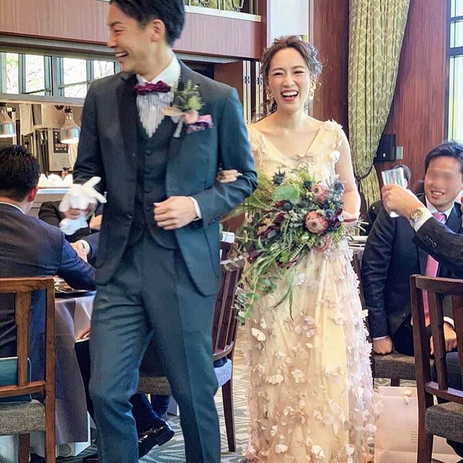 みんなのウェディングさんのインスタグラム写真 - (みんなのウェディングInstagram)「. ====================== #みんなのウェディング をつけてお写真を投稿してください📸💕 素敵な投稿は記事内や公式IGで ご紹介させていただきます♡ ====================== . お色直しに、#アレクサンドラグレコ のドレスをチョイスした花嫁さん👰❤️ ． はじける笑顔が、本当にステキすぎます…😍💓 . 最近、立体的なお花のドレス💐を見かけるな〜と感じます☺️ . 動くたびにお花🌸がヒラヒラして、躍動感がありますよね✨ . ドレス選びって、本当に悩ましいもの。 流行りだったり、憧れの一着が実際はイメージと違ってドレス迷子になんてことも😭 . でも、そんな時は「着て心地がいいもの」「一番笑顔になれる一着」がいいのかも…😌❤️ . 花嫁さん👰の笑顔にまさるものはないんですから💓 . . @wd_co__t さんのpicを ご紹介させていただきました 👰🏻🤵🏻💒✨ ありがとうございます 😊💕 . . **************************************** 結婚式準備に役立つ情報毎日更新中🎉 詳しくはプロフィールリンク🔗をcheck❣️ . . 👉結婚式場の口コミや本当の費用明細は 《みんなのウェディングTOP》へ💓 . 👉結婚式準備に役立つアイデアは 《みんなのウェディングの記事を読む》へ💓 . 👉「こんなときみんなはどうしたの？😢」 みんなに意見やアドバイスをもらいたい花嫁さんは 《花コミュ》へ💓 . . ****************************************. . . #プレ花嫁 #結婚準備 #結婚 #ブライダル #卒花 #卒花嫁 #結婚準備 #2020冬婚 #2020春婚 #2019夏婚 #2019秋婚 #大人婚 #お色直し #カラードレス #ドレス迷子 #👗 #インポートドレス #シンプルウェディング #ワイルドブーケ #キングプロテア」11月28日 16時18分 - minnano_wedding