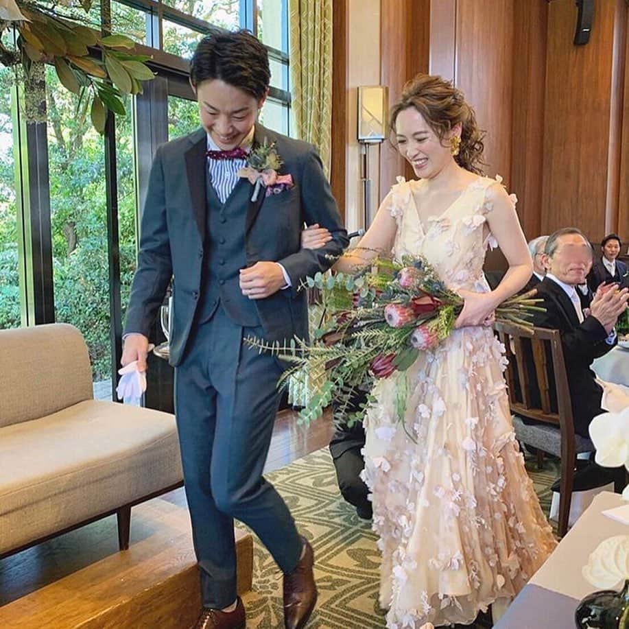みんなのウェディングさんのインスタグラム写真 - (みんなのウェディングInstagram)「. ====================== #みんなのウェディング をつけてお写真を投稿してください📸💕 素敵な投稿は記事内や公式IGで ご紹介させていただきます♡ ====================== . お色直しに、#アレクサンドラグレコ のドレスをチョイスした花嫁さん👰❤️ ． はじける笑顔が、本当にステキすぎます…😍💓 . 最近、立体的なお花のドレス💐を見かけるな〜と感じます☺️ . 動くたびにお花🌸がヒラヒラして、躍動感がありますよね✨ . ドレス選びって、本当に悩ましいもの。 流行りだったり、憧れの一着が実際はイメージと違ってドレス迷子になんてことも😭 . でも、そんな時は「着て心地がいいもの」「一番笑顔になれる一着」がいいのかも…😌❤️ . 花嫁さん👰の笑顔にまさるものはないんですから💓 . . @wd_co__t さんのpicを ご紹介させていただきました 👰🏻🤵🏻💒✨ ありがとうございます 😊💕 . . **************************************** 結婚式準備に役立つ情報毎日更新中🎉 詳しくはプロフィールリンク🔗をcheck❣️ . . 👉結婚式場の口コミや本当の費用明細は 《みんなのウェディングTOP》へ💓 . 👉結婚式準備に役立つアイデアは 《みんなのウェディングの記事を読む》へ💓 . 👉「こんなときみんなはどうしたの？😢」 みんなに意見やアドバイスをもらいたい花嫁さんは 《花コミュ》へ💓 . . ****************************************. . . #プレ花嫁 #結婚準備 #結婚 #ブライダル #卒花 #卒花嫁 #結婚準備 #2020冬婚 #2020春婚 #2019夏婚 #2019秋婚 #大人婚 #お色直し #カラードレス #ドレス迷子 #👗 #インポートドレス #シンプルウェディング #ワイルドブーケ #キングプロテア」11月28日 16時18分 - minnano_wedding