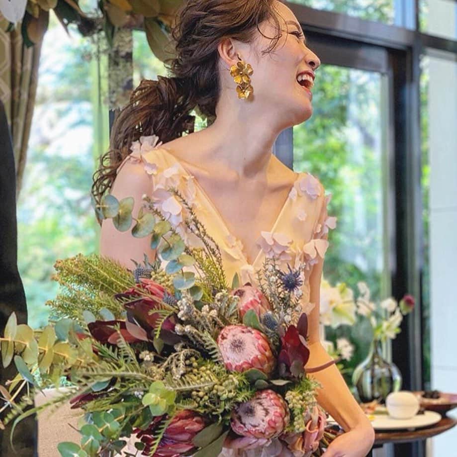 みんなのウェディングさんのインスタグラム写真 - (みんなのウェディングInstagram)「. ====================== #みんなのウェディング をつけてお写真を投稿してください📸💕 素敵な投稿は記事内や公式IGで ご紹介させていただきます♡ ====================== . お色直しに、#アレクサンドラグレコ のドレスをチョイスした花嫁さん👰❤️ ． はじける笑顔が、本当にステキすぎます…😍💓 . 最近、立体的なお花のドレス💐を見かけるな〜と感じます☺️ . 動くたびにお花🌸がヒラヒラして、躍動感がありますよね✨ . ドレス選びって、本当に悩ましいもの。 流行りだったり、憧れの一着が実際はイメージと違ってドレス迷子になんてことも😭 . でも、そんな時は「着て心地がいいもの」「一番笑顔になれる一着」がいいのかも…😌❤️ . 花嫁さん👰の笑顔にまさるものはないんですから💓 . . @wd_co__t さんのpicを ご紹介させていただきました 👰🏻🤵🏻💒✨ ありがとうございます 😊💕 . . **************************************** 結婚式準備に役立つ情報毎日更新中🎉 詳しくはプロフィールリンク🔗をcheck❣️ . . 👉結婚式場の口コミや本当の費用明細は 《みんなのウェディングTOP》へ💓 . 👉結婚式準備に役立つアイデアは 《みんなのウェディングの記事を読む》へ💓 . 👉「こんなときみんなはどうしたの？😢」 みんなに意見やアドバイスをもらいたい花嫁さんは 《花コミュ》へ💓 . . ****************************************. . . #プレ花嫁 #結婚準備 #結婚 #ブライダル #卒花 #卒花嫁 #結婚準備 #2020冬婚 #2020春婚 #2019夏婚 #2019秋婚 #大人婚 #お色直し #カラードレス #ドレス迷子 #👗 #インポートドレス #シンプルウェディング #ワイルドブーケ #キングプロテア」11月28日 16時18分 - minnano_wedding