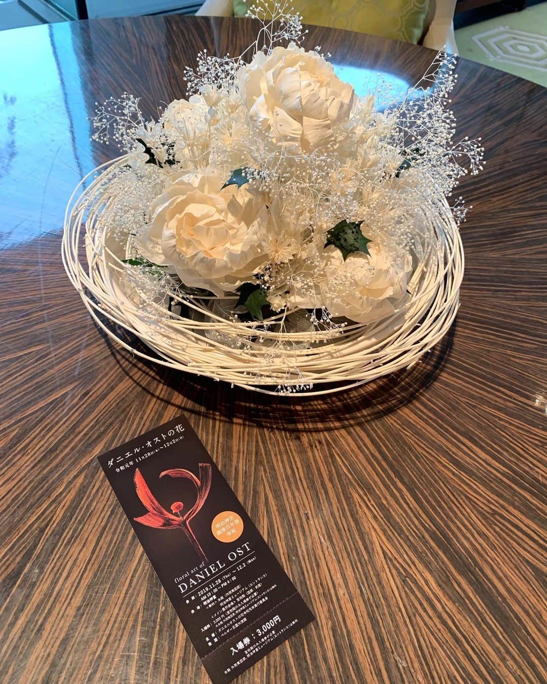Palace Hotel Tokyo / パレスホテル東京さんのインスタグラム写真 - (Palace Hotel Tokyo / パレスホテル東京Instagram)「ベルギーのフラワーアーティスト、@ostdaniel氏の展示がスタート。パレスホテル東京のためだけにアレンジされた世界に魅せられて。明治神宮にて開催されている「ダニエル・オストの花」のチケットもコンシェルジュデスクにて販売しております。 Enjoy the flower arrangements made exclusively for Palace Hotel Tokyo by @ostdaniel. Tickets for the exhibition at Meiji Jingu is also available at our concierge.  #danielost #ダニエルオスト #花のある暮らし #自然との調和  #ホテル装花 #ロビー装花 #ホテルロビー #丸の内 #パレスホテル東京　#flowerdesign #flowerarrangement #hotellobby #uncommontravel #lhwtraveler #Marunouchi #PalaceHotelTokyo」11月28日 16時23分 - palacehoteltokyo