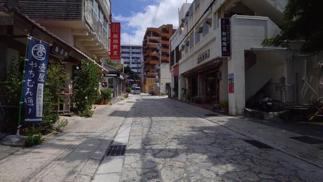 Be.okinawaさんのインスタグラム写真 - (Be.okinawaInstagram)「Take a stroll through the Tsuboya Yachimun Street! The cobblestone paths, red-tiled buildings, and limestone walls evoke a sense of nostalgia.  #tsuboyayachimunstreet #naha #壺屋Yachimun通 #那霸 #쓰보야야치문거리 #나하 #壺屋やちむん通り #那覇 #yachimun #pottery #beokinawa #visitokinawa」11月28日 16時32分 - visitokinawajapan