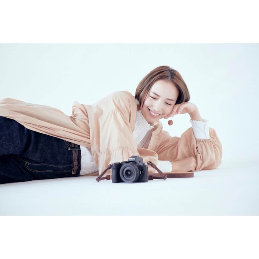 豊田エリーさんのインスタグラム写真 - (豊田エリーInstagram)「📷 Nikonのミラーレスカメラ「Z 50」のプロモーションに出演させていただくことになりました。 ・ 十代の頃からNikonのカメラを愛用しているので、とても嬉しいです🥰  Z 50は“こう撮りたい”と頭に浮かんだイメージをそのまま表現できる機能が充実していて、 まるで自分の感覚・感性とリンクしたように使うことのできるカメラです。 ・ はじめてミラーレス機を持つ方から、カメラの操作に慣れている方まで、たくさんの方にオススメしたい1台👏🏻 ・ https://www.nikon-image.com/sp/z50/  #Z50とどこ行こう #nikonZ50 #おでかけミラーレス #PR」11月28日 16時28分 - ellie_toyota