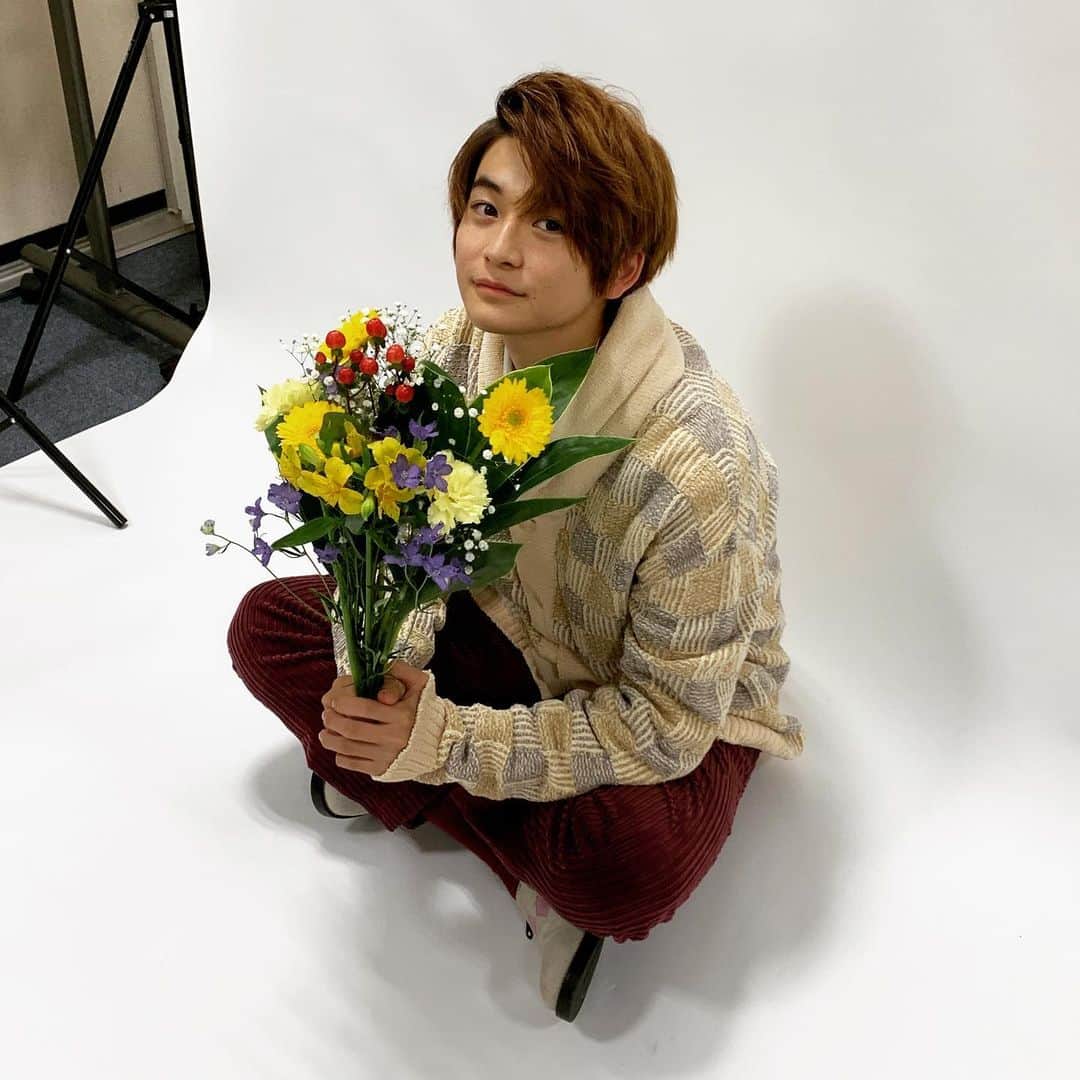 高橋文哉さんのインスタグラム写真 - (高橋文哉Instagram)「初めて、お花と撮影しました！  ザ･テレビジョンさん撮影時のオフショットです📸」11月28日 16時39分 - fumiya_0_3_1_2