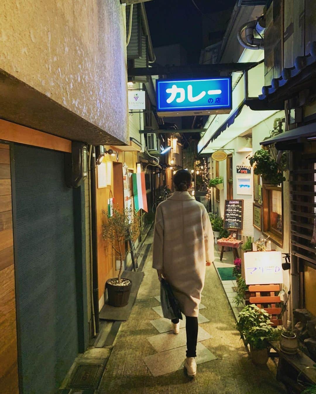 大出千尋さんのインスタグラム写真 - (大出千尋Instagram)「. 先斗町、散策👟👟✨ . 素敵なBarを見つけて、長居しちゃった🍸 いつもはウイスキー派だけど、Barに来ると、旬のフルーツを使ったカクテルをオーダーしてしまう。 金柑のカクテル、美味しかったなぁ❣️」11月28日 16時39分 - chihiro_1208_offi