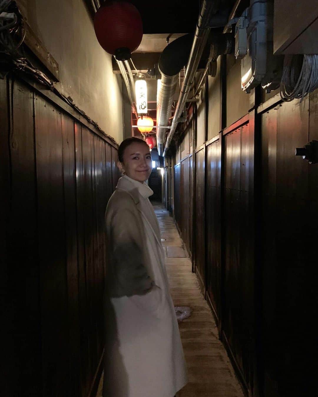 大出千尋さんのインスタグラム写真 - (大出千尋Instagram)「. 先斗町、散策👟👟✨ . 素敵なBarを見つけて、長居しちゃった🍸 いつもはウイスキー派だけど、Barに来ると、旬のフルーツを使ったカクテルをオーダーしてしまう。 金柑のカクテル、美味しかったなぁ❣️」11月28日 16時39分 - chihiro_1208_offi