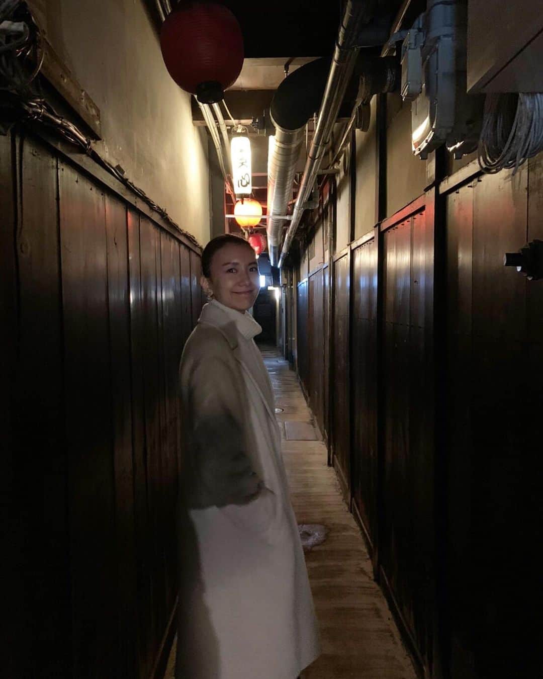 大出千尋のインスタグラム：「. 先斗町、散策👟👟✨ . 素敵なBarを見つけて、長居しちゃった🍸 いつもはウイスキー派だけど、Barに来ると、旬のフルーツを使ったカクテルをオーダーしてしまう。 金柑のカクテル、美味しかったなぁ❣️」