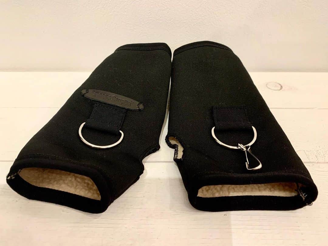 のインスタグラム：「DEFORMATION HAND WARMERがatelier shopにてオーダー開始です!! 今週末にはofficial webshopでも受付スタートしますので宜しくお願い致します(^^)🧤📝 @tears_of_swan  #tearsofswan  #tearsofswan_ateliershop  #tearsofswan_officialwedshop  #handwarmer #ハンドウォーマー」