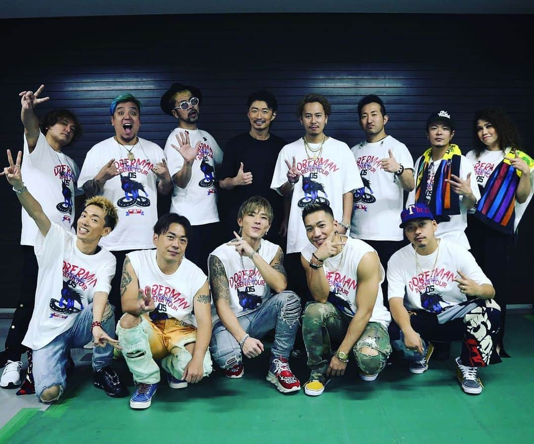 DJ HALさんのインスタグラム写真 - (DJ HALInstagram)「Doberman Infinity Live Tour 2019 本当にありがとうございました！ 沢山色々ありました!  まあ生きてる間は色んな事ありますよne!でも皆さんのお陰で乗り越える事が出来ました！  ツアー初日の翌日、朝、いきなり母から連絡が来て「もうダメかも」と祖母容態が危険な事を知らされました、飛ぶように帰ったけど、間に合わず、でも少しだけ暖かい祖母に触れる事が出来ました、98歳！クリスマス生まれ！とにかく明るく前向き！酒も強かった！僕にいつも「健康第一！健康じゃなければ何もできない」と言ってました^_^ そして音楽と洋服が大好きでした！祖母は若い頃、実はNHKの歌のお姉さんで歴代の歌のお姉さんの中でも一番長く活躍してました！ 僕が生まれた時、爺ちゃんはもう他界してて祖母と家族とずっと暮らしてました！祖母のサポート無しでは絶対にDJは出来ていないと思います、祖母の遺伝子を僕は受け継いでるし、あたらめて、祖母が大切に作り上げてくれた吉田家の長男として、これからも頑張って行こうと思いました！婆ちゃんありがとう！ まあ、いきなりそんな事もあり😂 葬式やら何やらで夜もDJしつつ なんか凄いツアーだったなと今思います😂  今回のツアーだけでなく この五年間 ドーベルのDJとして一緒にライブをしていく中、沢山の山を共に登って来ました！ライブ中はトーク出来ない、でも、その五年間の思い、熱意をライブ中の5人の目で感じとれました！　MC HALとしてももっと成長していかないと行けないし😂 いきなりメーター　動きはジーメーター　ターミネーターは果たしてリリック伝わってるかな？ みんな終わった後　歌最高でしたとかMC最高とか嬉しいんだけど 誰かDJ最高って言ってください😂  #dobermaninfinity #ドーベルの平均年齢は僕です　#来年も再来年も　#永遠に平均年齢」11月28日 16時49分 - djhal