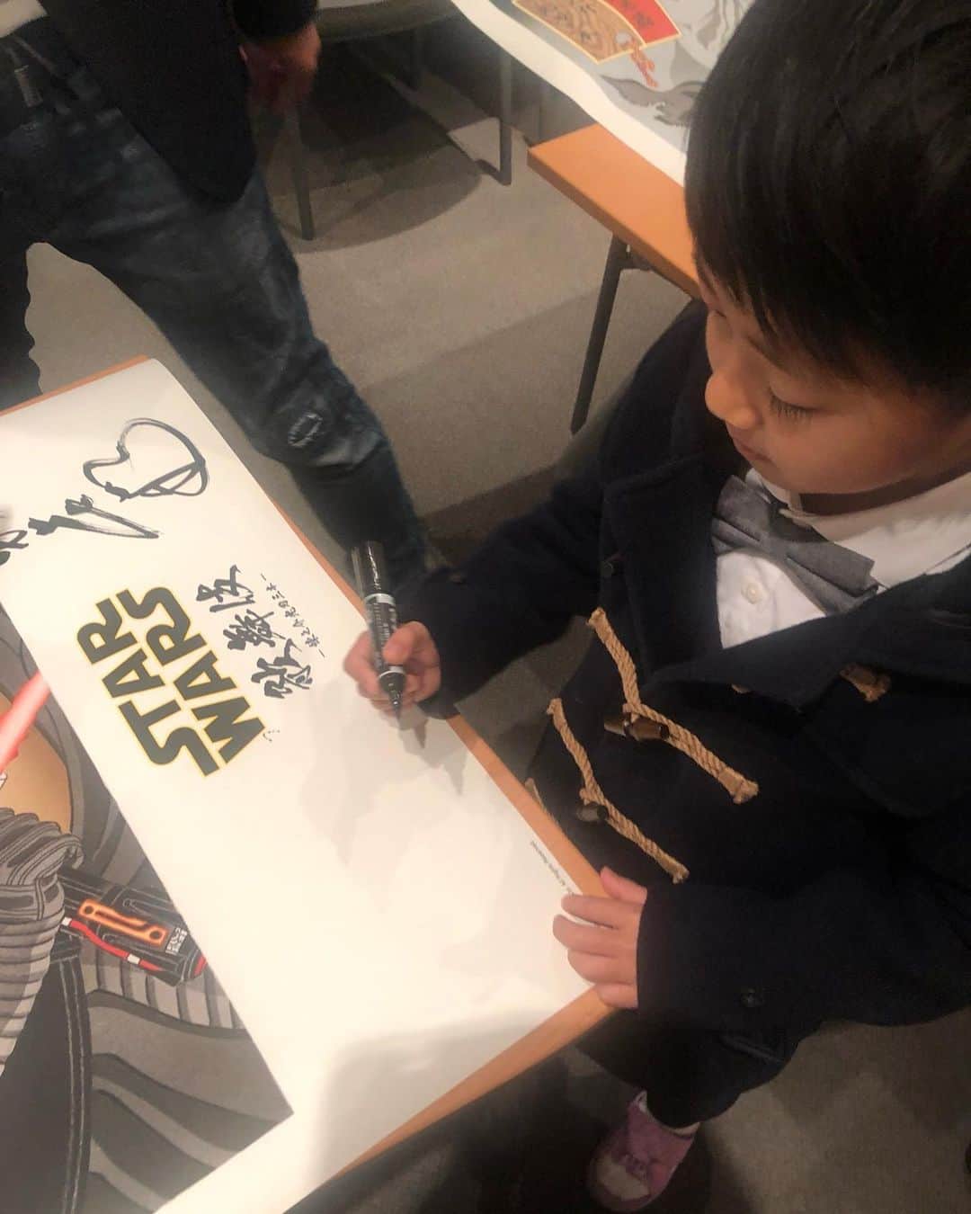 市川海老蔵 （11代目）さんのインスタグラム写真 - (市川海老蔵 （11代目）Instagram)「* The very first? official autograph!  HA-HA.  Today’s STAR WARS Kabuki  will be streamed on YouTube.  Don’t miss it!  Link in my bio✨ * オフィシャルサイン！初？  笑笑。  本日のSTAR WARS歌舞伎  YouTube で配信されるそうです。  ぜひご覧ください！  プロフィールのリンクからどうぞ✨  #市川海老蔵 #海老蔵 #成田屋 #歌舞伎 #ABKAI #ABMORI #ebizoichikawa #ebizo #kabuki #thunderparty #theater #theaterarts #actor #japan #classic #スターウォーズ #starwars #SW歌舞伎 #theriseofskywalker #riseofskywalker」11月28日 16時50分 - ebizoichikawa.ebizoichikawa