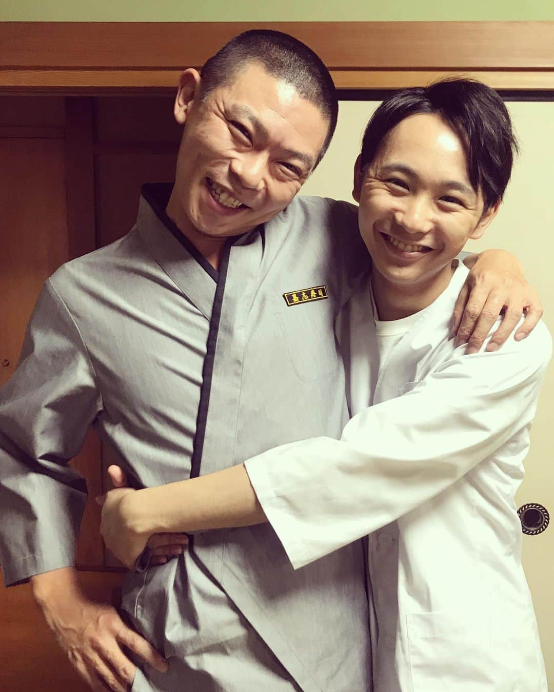 森谷勇太さんのインスタグラム写真 - (森谷勇太Instagram)「写真のテーマは『好きだよ！須賀くん！』になりますよねw 須賀くんお世話になりました！常に現場を盛り上げてくれるリーダー！あとお寿司握るのもホントに上手。ボクの事もイジってくれるしw須賀くんありがとーーーっ！！！ BSテレ東「真夜中ドラマ『江戸前の旬season2』第6貫」は11月30日、深夜0:00〜(テレビ大阪は0:56〜)放送！主演は須賀健太さん♪  https://youtu.be/60QJMq4VgnM  #江戸前の旬 #真夜中ドラマ #BSテレ東 #テレビ大阪 #江戸前寿司 #須賀健太 #森谷勇太」11月28日 16時45分 - yutamoriya