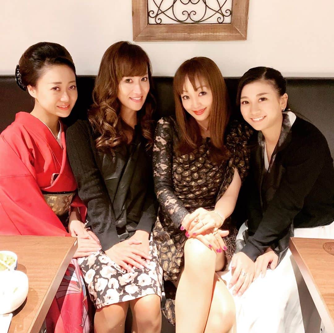 神田うのさんのインスタグラム写真 - (神田うのInstagram)「綺麗どころと☺️ 美容業界の方々💕と忘年会☺️ 師走になってきましたね🏃‍♀️💨 皆様💕もご体調にお気を付けて年内乗り切って下さいね‼️ #師走#忘年会#美容業界#社交#六本木#roppongi#神田うの#unokanda#着物美人#綺麗どころ#綺麗どころに囲まれて」11月28日 16時45分 - unokandaofficial