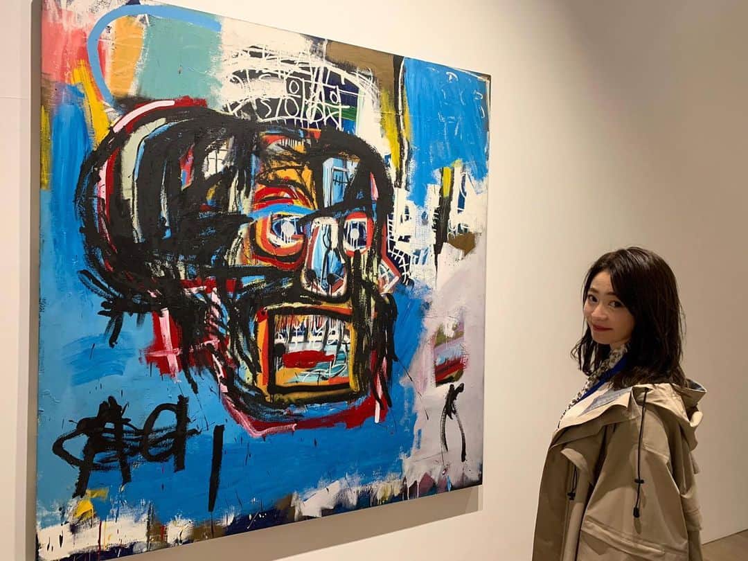 のインスタグラム：「今更アップ📷 六本木ヒルズでバスキア展期間中に行けた😌✨ .  ＺＯＺＯの創業者で前社長の前沢友作さんが123億で買った画と😌✨ . .  短い人生を物語るかのように、どの作品は強烈なエネルギーにあふれてたな〜 . .  #バスキア展 #アート #絵画 #美術 #六本木ヒルズ」