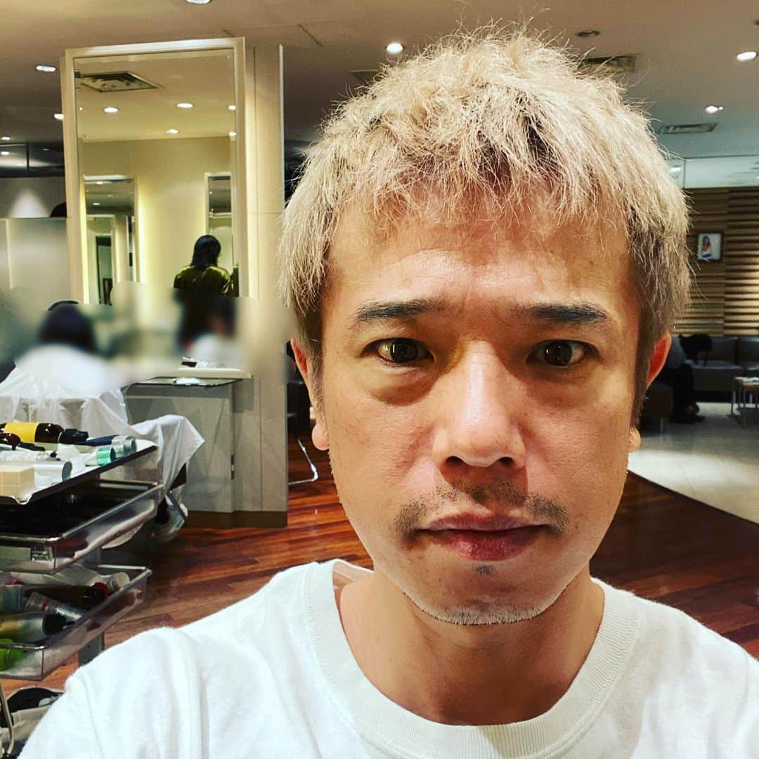 庄司智春さんのインスタグラム写真 - (庄司智春Instagram)「訳あって金髪です。 #beautrium」11月28日 16時56分 - tomoharushoji