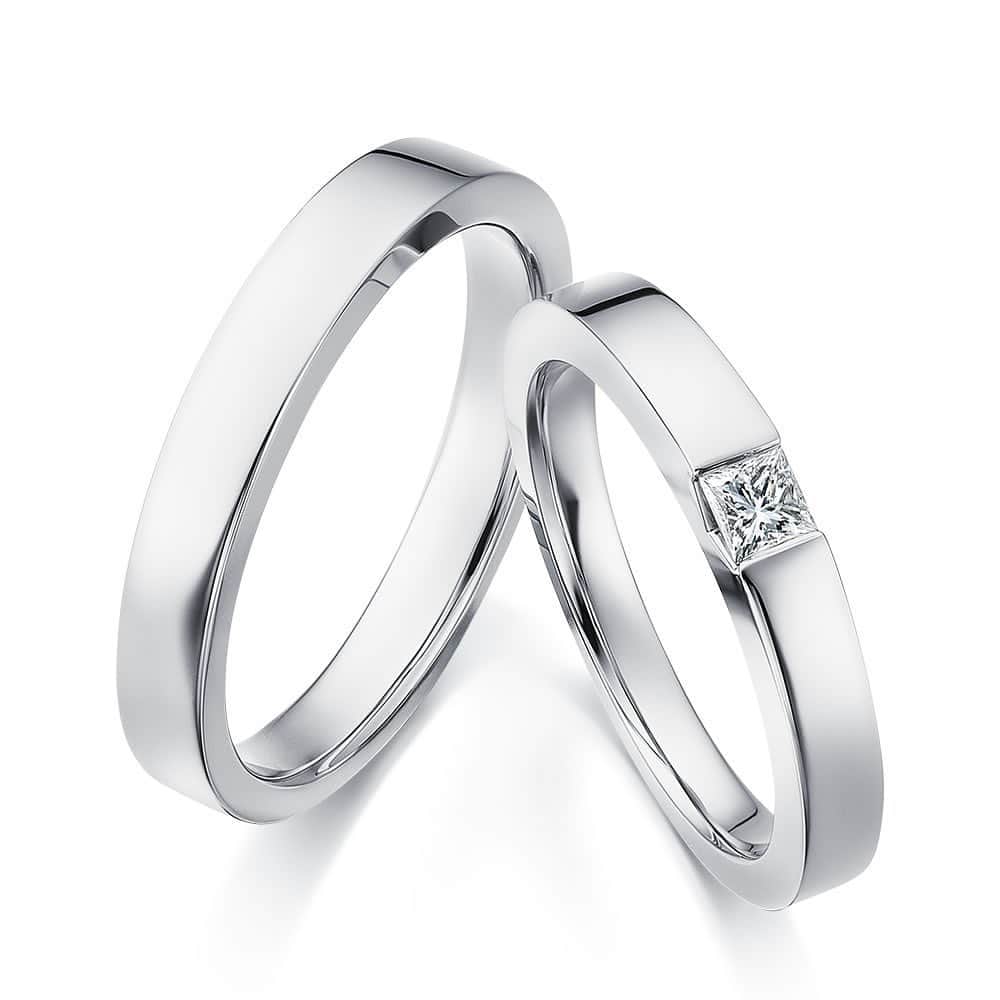 婚約・結婚指輪のI-PRIMO（アイプリモ）公式アカウントさんのインスタグラム写真 - (婚約・結婚指輪のI-PRIMO（アイプリモ）公式アカウントInstagram)「* 【質感とフォルムで魅せるクールでスタイリッシュなリング】 ストレートさを強調したモダンフォルムで、センターダイヤモンドのプリンセスカットが美しい、いつまでも飽きない美しさが魅力のマリッジリング。「相手を思いやる愛」の象徴といわれる妖精『フィリア』が、おふたりの未来をやさしく見守り続けます。  結婚指輪：フィリア #アイプリモ_フィリア * #iprimo #アイプリモ #婚約指輪 #結婚指輪 #ブライダルリング #エンゲージリング #マリッジリング #エタニティリング #プレ花嫁 #結婚準備 #婚約 #結婚 #令和婚 #2019冬婚 #2020春婚 #wedding #bridal #bridaljewelry #happywedding #rings #bridalring #marriagering #engagementring #diamond #日本中のプレ花嫁さんと繋がりたい」11月28日 16時56分 - iprimo_official