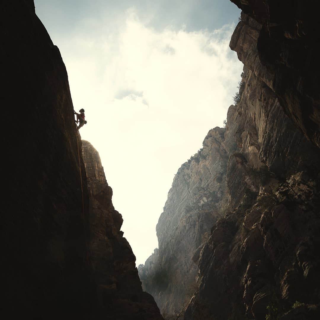 サッシャ・ディギーリアンさんのインスタグラム写真 - (サッシャ・ディギーリアンInstagram)「I am grateful for this window to explore remote corners of the world through climbing 🙏🏻 Photo: @janvincentkleine」11月28日 16時58分 - sashadigiulian