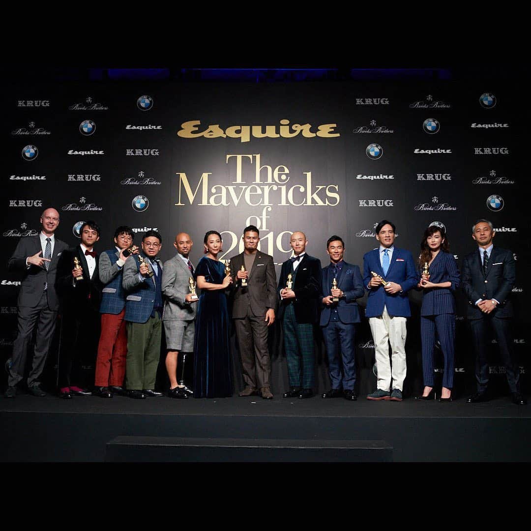 のインスタグラム：「BMW JAPANは、Esquire The Mavericks of 2019 を協賛。「エスクァイア」誌が開催するこのアワードは、様々なジャンルで活躍する“異端児（マーベリック）を称えるイベントとして、今年は俳優の満島真之介さん、映画監督の蜷川実花さん、女優の長谷川京子さん、ラグビー日本代表の田村優さん、レーサーの佐藤琢磨さんなど、9組の方々が選ばれました。おめでとうございます。 BMW 7シリーズによるショーファーカーが"マーベリック" たちの登場を華やかに演出。またパーティー会場に展示されたBMW 8シリーズ グラン クーペ、8シリーズ カブリオレ、X7がセレブリティたちを魅了しました。 . #BMW #BMWJapan #駆けぬける歓び #THE8 #esqmavs #esqmavs2019」