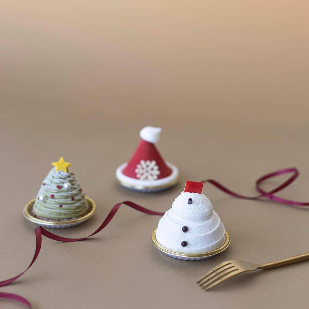 アトレ恵比寿公式さんのインスタグラム写真 - (アトレ恵比寿公式Instagram)「イルミネーションが輝く聖夜にふさわしい 大人可愛いケーキ。﻿ ﻿ サンタ帽をイメージしたデザインが 目を引くノエルルージュ。﻿ ツリーがイメージのノエルピスターシュ。﻿ 冬らしい可愛い雪だるまのボノムドネージュ。﻿ ﻿ 見た目も味わいも2度楽しめるケーキ。﻿ デート後のお家で大切な人と、 シャンパンや白ワインで﻿一緒に楽しむのもおすすめ🍷﻿ ﻿ ﻿ ﻿ ＊ノエルルージュ ￥580＋tax (販売期間11/27～12/23まで)﻿ ＊ノエルピスターシュ　￥580＋tax (販売期間11/27～12/23まで)﻿ ＊ボノムドネージュ ￥580＋tax (販売期間11/1～12/21まで)﻿ ﻿ ~~shop information~~﻿ パティスリー キハチ﻿ アトレ恵比寿　本館3階﻿ TEL　03-5475-8462﻿ ﻿ ﻿ #atre恵比寿#アトレ恵比寿#patisserieKIHACHI#パティスリーキハチ﻿ ﻿ #スイーツ#スイーツ部#スイーツ巡り#東京スイーツ#グルメ#スイーツテロ#スイーツ女子#カフェスイーツ#絶品スイーツ#カフェスタグラム#ケーキ屋さん#デザート#クリスマスケーキ#デコレーションケーキ#ケーキ#クリスマス#おやつ#サンタ#雪だるま#ツリー#ベリー#ピスタチオ﻿#sweets#cafe」11月28日 17時01分 - atre_ebisu