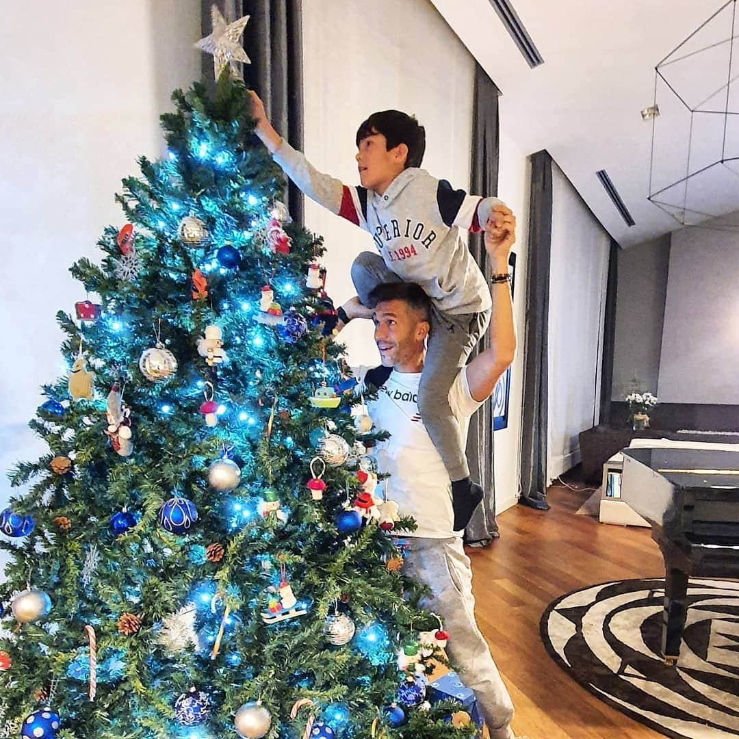 ルイス・ハビエル・ガルシア・サンスさんのインスタグラム写真 - (ルイス・ハビエル・ガルシア・サンスInstagram)「Christmas time !! Leo was asking for a few weeks, when we were going to set the Christmas tree. Finally we finished it and lighted up. Special days for  the little one of the house. When do you start your Christmas ?  #christmastree  #Familyatime #myeverything」11月28日 17時02分 - luchogarcia14