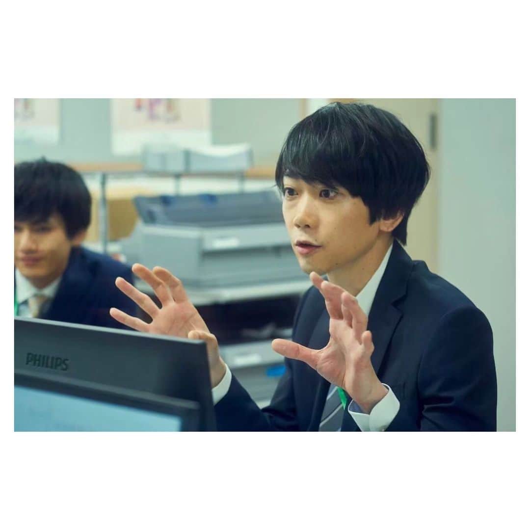 二見悠のインスタグラム：「12月6日新宿バルト9で公開「魔法少年☆ワイルドバージン」初日舞台挨拶に壇上します。それの先行チケット販売もありますので、是非。  なんの手だろう🤔  チケットぴあにて先行チケット販売してますので是非。」