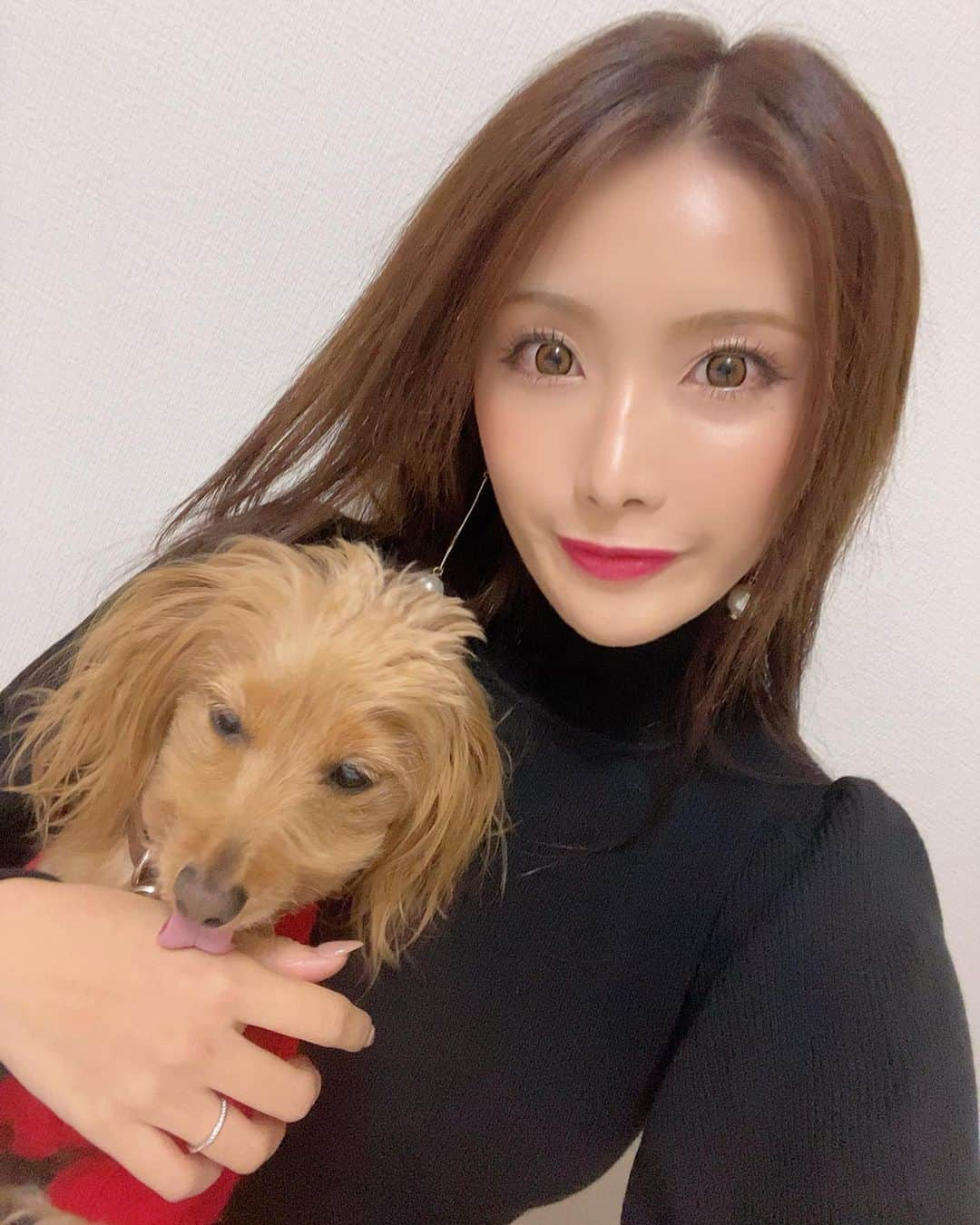 CHIHAさんのインスタグラム写真 - (CHIHAInstagram)「愛犬家の方がたくさん愛用しているfurbo❤️﻿ ﻿ お留守番中の愛犬の様子をカメラから見れて、声かけれたりおやつがあげられるんだ🙌‼️﻿ ﻿ 録画やカメラ撮影もできて、お留守番中の愛犬のいつもと違う姿行動が見れるから面白いの！❤️﻿ ﻿ ﻿ そんなfurboが、最大割引率セール開催中!! ﻿ 今ならFurboが9,000円OFFだよ☺️🙌﻿ ﻿ ﻿ ﻿ フォロワーの皆様限定、クーポンコードを使うと、そこから更に1,000円引きに！﻿ プロフィールのURLをクリックしてね❤️﻿ ﻿ 『クーポンコードchi』﻿ 是非使って！﻿ ﻿ ﻿ ﻿ ﻿ クリスマスプレゼントに、引越し祝いにも喜ばれるアイテムだからオススメだよ❤️﻿ ﻿ ﻿ ﻿ #furbo #ファーボ　#愛犬家 #愛犬　#ドッグカメラ　#お留守番　#お留守番犬」11月28日 17時04分 - chiha6170