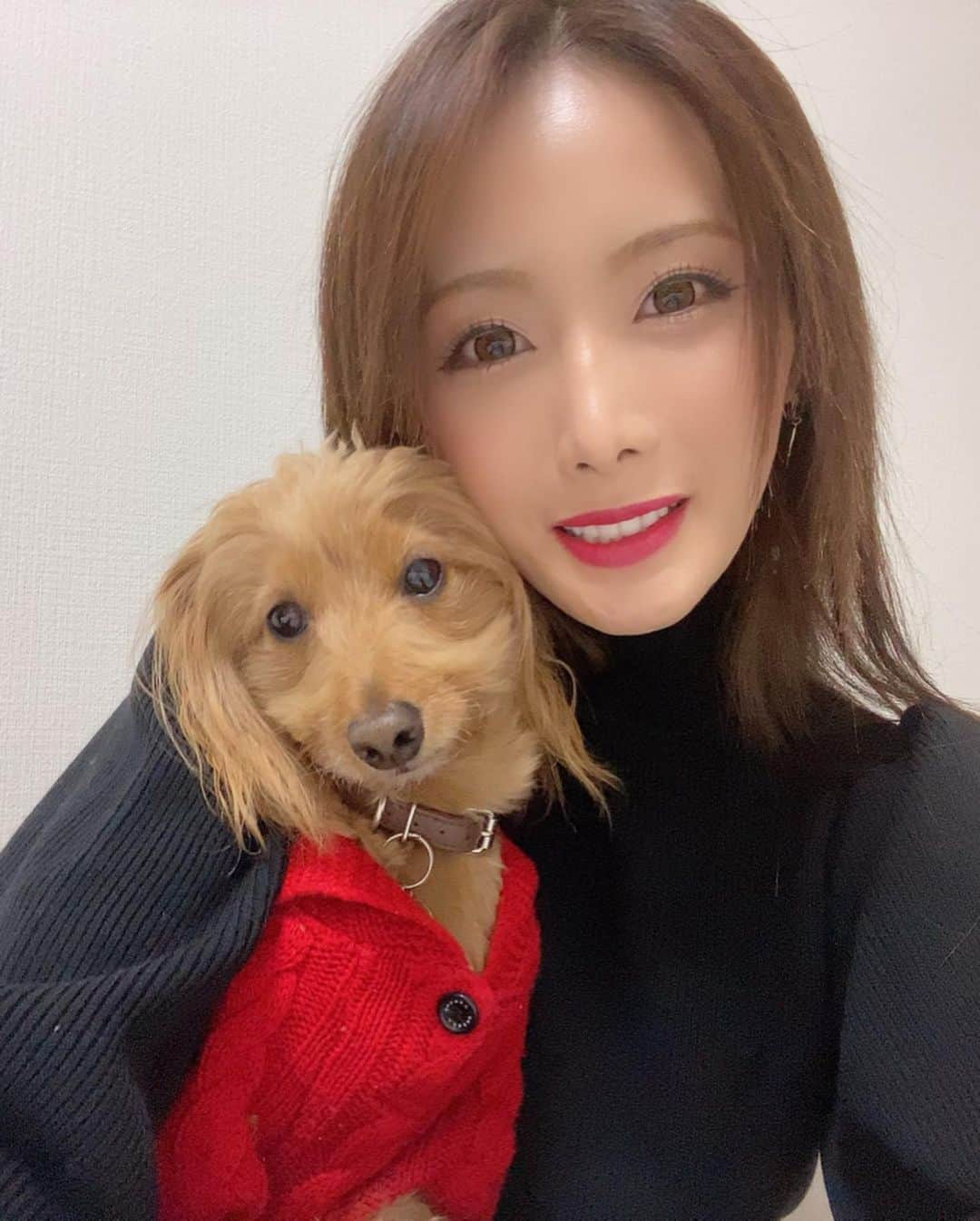 CHIHAさんのインスタグラム写真 - (CHIHAInstagram)「愛犬家の方がたくさん愛用しているfurbo❤️﻿ ﻿ お留守番中の愛犬の様子をカメラから見れて、声かけれたりおやつがあげられるんだ🙌‼️﻿ ﻿ 録画やカメラ撮影もできて、お留守番中の愛犬のいつもと違う姿行動が見れるから面白いの！❤️﻿ ﻿ ﻿ そんなfurboが、最大割引率セール開催中!! ﻿ 今ならFurboが9,000円OFFだよ☺️🙌﻿ ﻿ ﻿ ﻿ フォロワーの皆様限定、クーポンコードを使うと、そこから更に1,000円引きに！﻿ プロフィールのURLをクリックしてね❤️﻿ ﻿ 『クーポンコードchi』﻿ 是非使って！﻿ ﻿ ﻿ ﻿ ﻿ クリスマスプレゼントに、引越し祝いにも喜ばれるアイテムだからオススメだよ❤️﻿ ﻿ ﻿ ﻿ #furbo #ファーボ　#愛犬家 #愛犬　#ドッグカメラ　#お留守番　#お留守番犬」11月28日 17時04分 - chiha6170