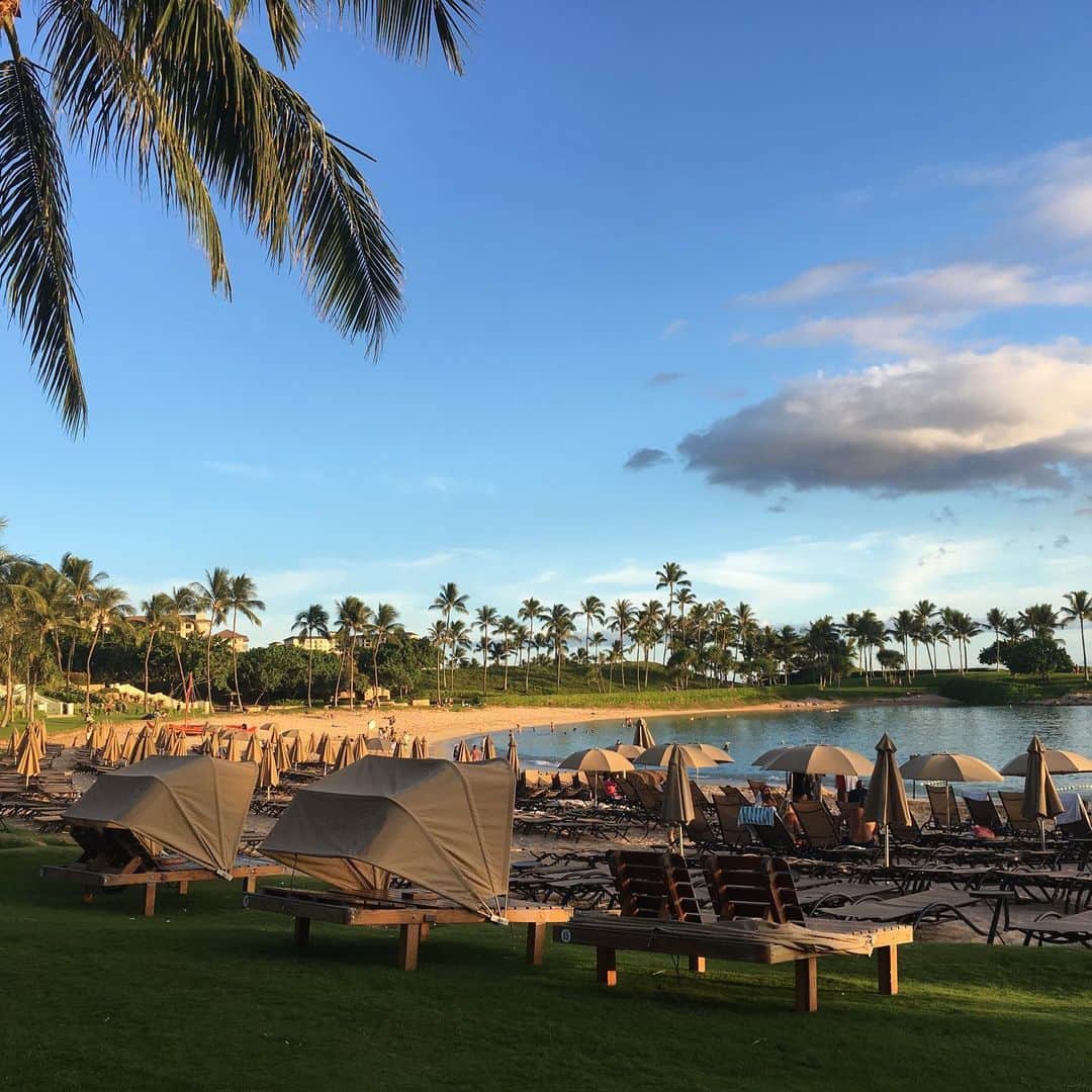 Kujira Clubさんのインスタグラム写真 - (Kujira ClubInstagram)「✳︎ 明日ハワイ時間11月28日木曜は米国サンクスギビングの祝日の為、ワイキキオフィスは休業させて頂きます。 皆様、よい日をお過ごし下さい♪ Happy thanksgiving!! ✳︎ 写真はアウラニのラグーン。 コオリナ地区のビーチは広々、ゆったりしていて、ワイキキのビーチとは違った空気が流れています。 ✳︎ ワイキキの前後にコオリナを組み合わせるタイムシェアオーナー様ま多数。 ✳︎ コオリナ地区(マリオットやディズニー)のタイムシェア物件も取扱中！ お気軽にご相談下さい。 ✳︎ タイムシェアの売却、購入、アップグレード、ダウングレード、買い替え、買い増し、名義変更等、タイムシェアの事ならハワイの不動産免許所有、売買実績業界No.1のくじら倶楽部へ。 ✳︎ #くじら倶楽部 #kujiraclub #ハワイ #タイムシェア #アウラニディズニー #コオリナ #サンセット #サンクスギビング #ビーチ」11月28日 17時13分 - kujiraclub