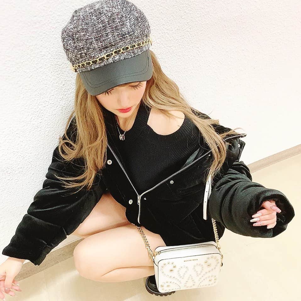 アンジェリカのインスタグラム：「⚜️❤︎ . 𝐟𝐚𝐬𝐡𝐢𝐨𝐧♛💜 . ⚜️❤︎ #コーティネート #昨日のコーデ #fashion #渋谷 #私服 #キャスコーデ #キャスケットコーデ #ダウン #カバン #あんじぇコーデ #ブラックコーデ」