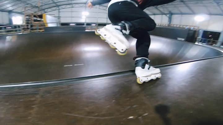安床武士のインスタグラム：「One line. 🎥 @jinflipjin . @usdskates  @goodskates_inc  @canamonroad_japan  @lzbn_official  @papasu1048」