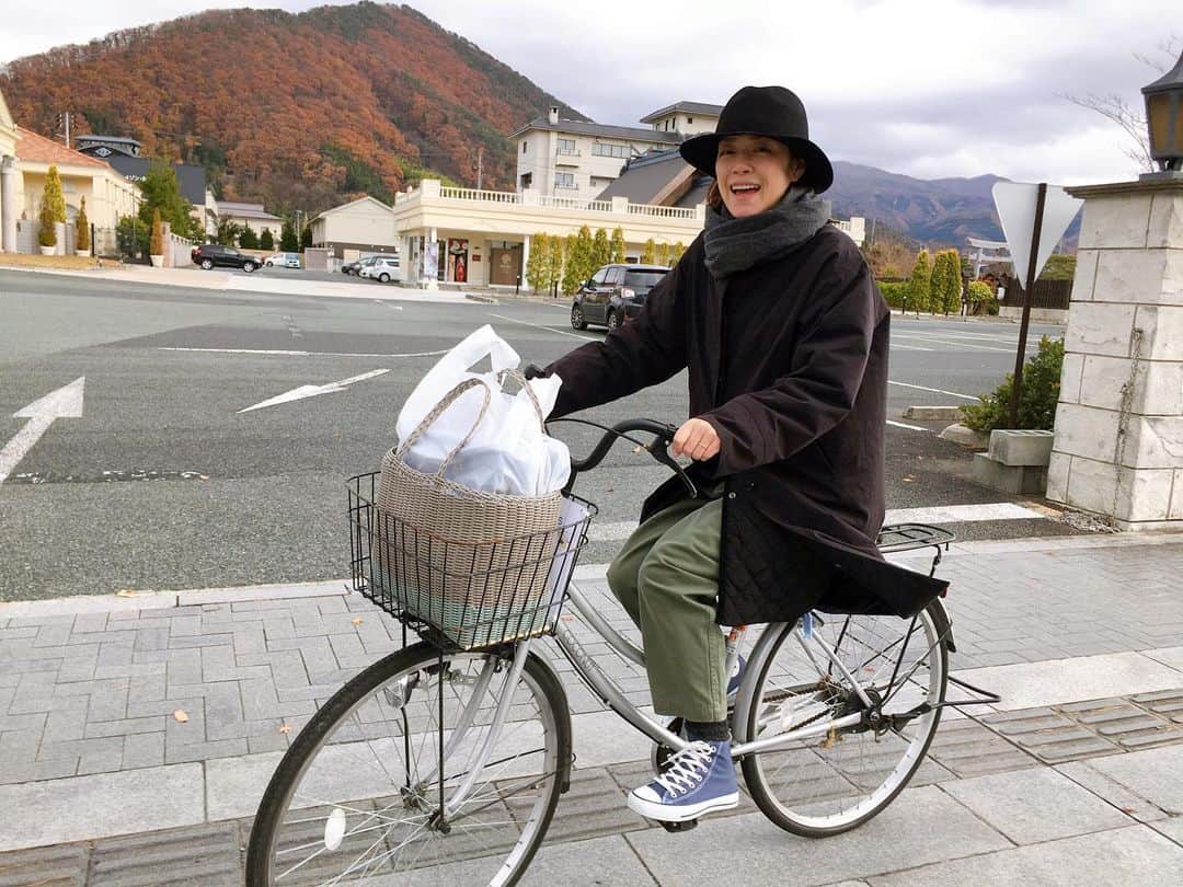 加藤紀子のインスタグラム：「今日は山形！！ 自転車借りて “腰掛庵”のわらび餅買って “水車生そば”で鳥中華食べて “ゆぴあ”で温泉浸かって 仲間に再会して ラフランスをお土産に頂いて🍐 里芋もりんごも柿も漬物もワインも持たせてくれて🍎🍅🥔🥬🍷 打ち合わせやらお祝いやら 山形最高🥰♨️ （そして❄️ハラハラ）  #こう見えて山形ツヤ姫観光大使 #行きたい食べたい見たいがいっぱい山形 #腰掛庵のわらび餅  #水車生そばの鳥中華 #鳥中華お持ち帰りはお土産に #自転車」