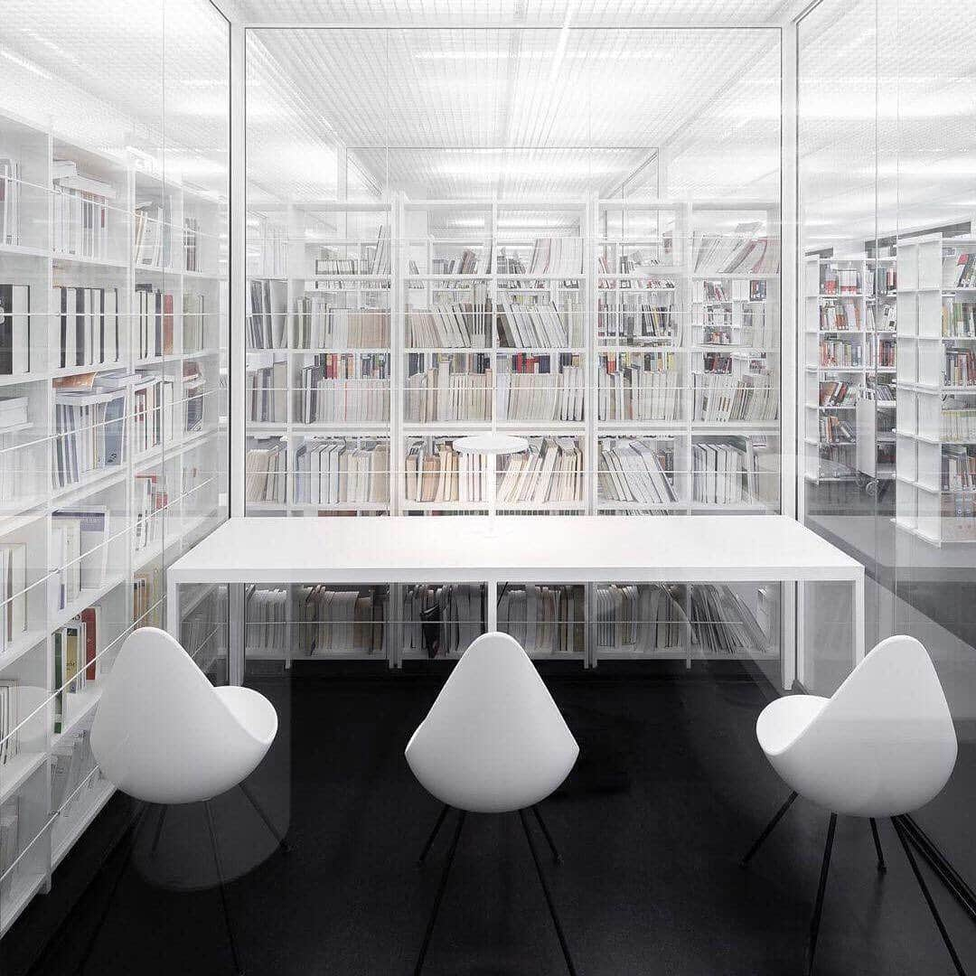 フリッツハンセンさんのインスタグラム写真 - (フリッツハンセンInstagram)「This open, bright and inviting highschool library is designed to change throughout the semester, fostering quiet study and focused group work. Acoustic curtains inspired by Mies van der Rohe make the learning landscape fluid and responsive to student needs. Fritz Hansen Drop chairs were chosen by the architect for seating.  Explore more via link in bio.  Project: Highschool Library Fhöv Köln Architect and photo: @andreasschuering Credits: @ton_objekt  #fritzhansen #dropchair #arnejacobsen #workspace #library #light #books #Köln #fhöv #fhövnrwköln #fhövköln #arnejacobsen #andreasschüringarchitektenbda #andreasschüring #architecture」11月28日 17時22分 - fritzhansen