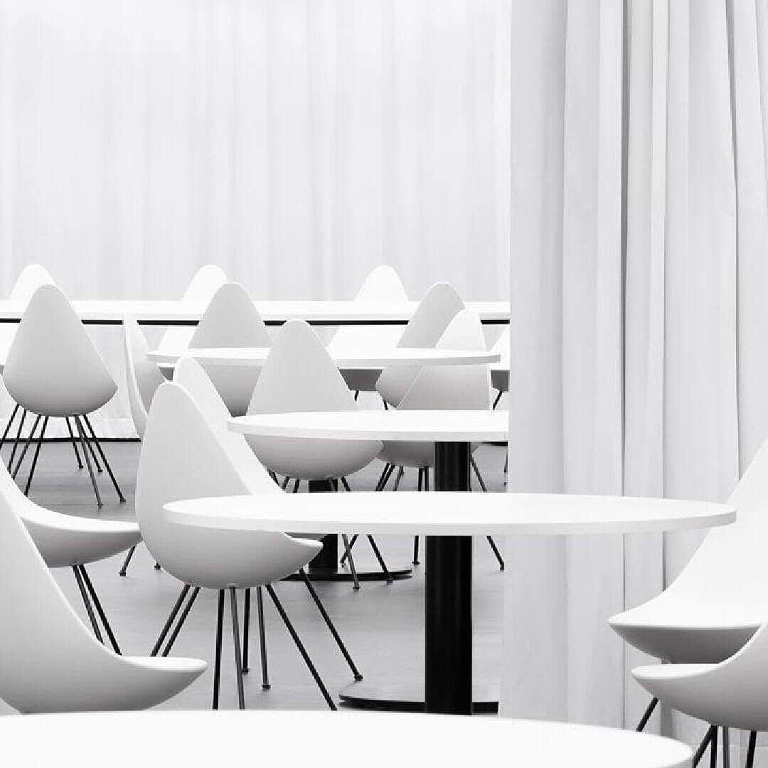 フリッツハンセンさんのインスタグラム写真 - (フリッツハンセンInstagram)「This open, bright and inviting highschool library is designed to change throughout the semester, fostering quiet study and focused group work. Acoustic curtains inspired by Mies van der Rohe make the learning landscape fluid and responsive to student needs. Fritz Hansen Drop chairs were chosen by the architect for seating.  Explore more via link in bio.  Project: Highschool Library Fhöv Köln Architect and photo: @andreasschuering Credits: @ton_objekt  #fritzhansen #dropchair #arnejacobsen #workspace #library #light #books #Köln #fhöv #fhövnrwköln #fhövköln #arnejacobsen #andreasschüringarchitektenbda #andreasschüring #architecture」11月28日 17時22分 - fritzhansen