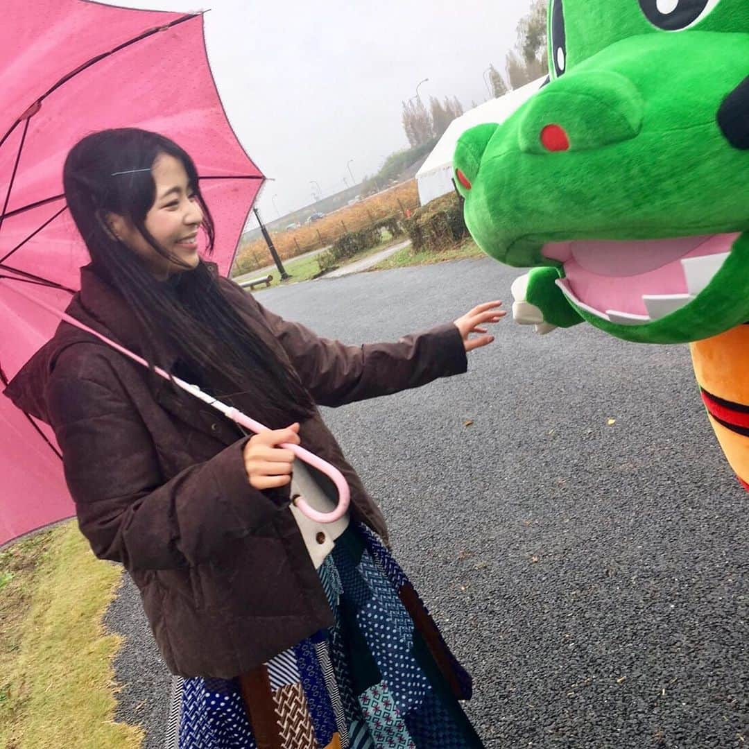 寺嶋由芙さんのインスタグラム写真 - (寺嶋由芙Instagram)「相合傘？シリーズヾ(ﾟωﾟ)ﾉ ・ 埼玉県鶴ヶ島市の、つるゴン！つるゴンの町は雨乞いの町らしいよ、そういうお祭りが伝わってるんだって！だから雨もへっちゃら…？ ・ #ゆる坂46 誘ってくれてありがとう！参加できて嬉しかったですヾ(*ﾟωﾟ*)ﾉ ・ #埼玉県 #鶴ヶ島市 #つるゴン #ゆる坂46 #龍 #相合傘 #ご当地キャラ #はにゅはにゅ #世界キャラクターさみっとin羽生 #埼玉県 #羽生市 #羽生 #ゆっふぃー #アイドル #japaneseidol #idol #ゆるキャラ #yuruchara #吉祥物」11月28日 17時26分 - yufu_terashima