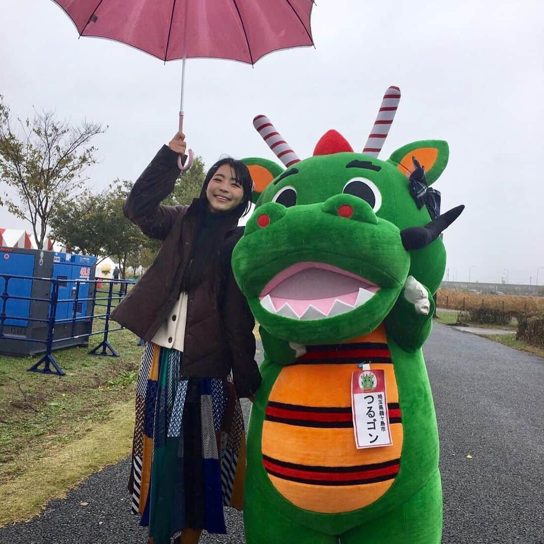 寺嶋由芙さんのインスタグラム写真 - (寺嶋由芙Instagram)「相合傘？シリーズヾ(ﾟωﾟ)ﾉ ・ 埼玉県鶴ヶ島市の、つるゴン！つるゴンの町は雨乞いの町らしいよ、そういうお祭りが伝わってるんだって！だから雨もへっちゃら…？ ・ #ゆる坂46 誘ってくれてありがとう！参加できて嬉しかったですヾ(*ﾟωﾟ*)ﾉ ・ #埼玉県 #鶴ヶ島市 #つるゴン #ゆる坂46 #龍 #相合傘 #ご当地キャラ #はにゅはにゅ #世界キャラクターさみっとin羽生 #埼玉県 #羽生市 #羽生 #ゆっふぃー #アイドル #japaneseidol #idol #ゆるキャラ #yuruchara #吉祥物」11月28日 17時26分 - yufu_terashima