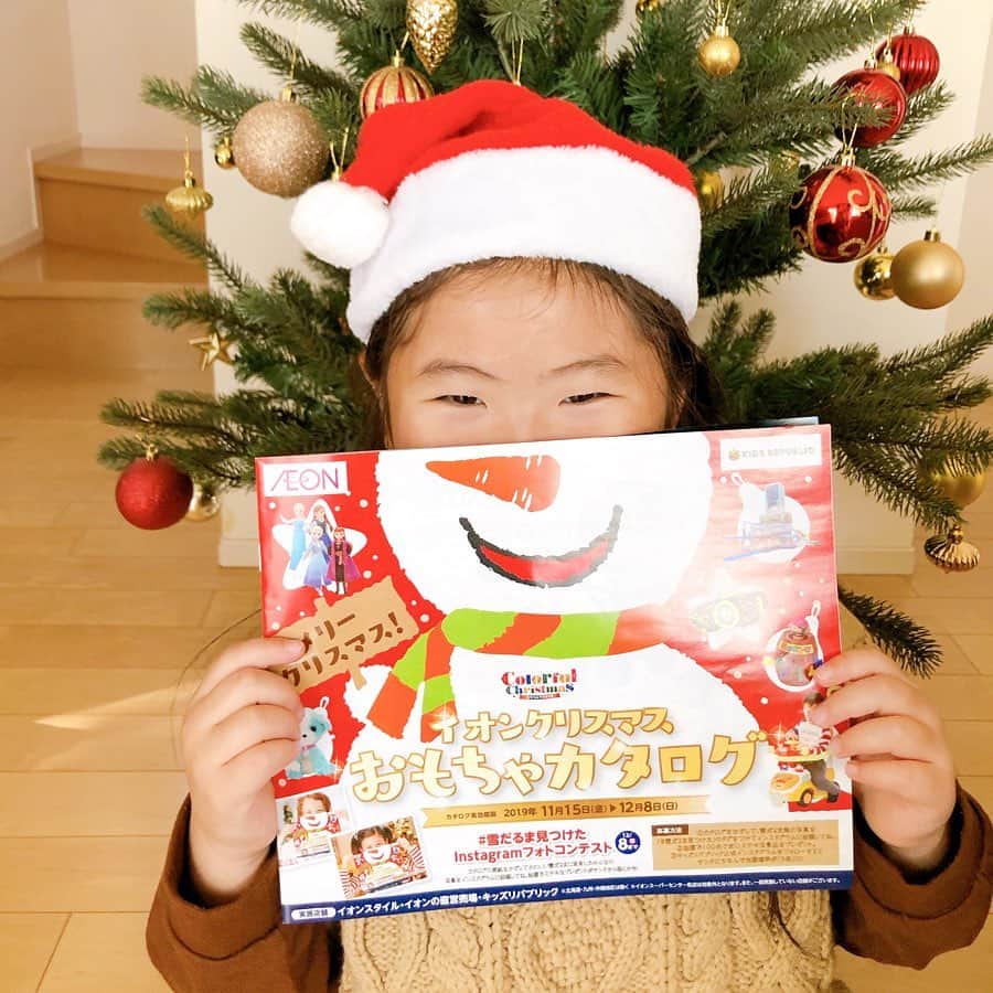 manamisotayutaさんのインスタグラム写真 - (manamisotayutaInstagram)「もうすぐクリスマスー🎄❤️ 大好きな季節❤️ ・ みなさんクリスマスプレゼント🎁は決まったかな❤️？ ・  クリスマスプレゼントを買うならイオン♡  #イオンクリスマス のおもちゃカタログを見てどれにしよう♡とワクワクしてる娘がかわいすぎた❤️ カタログも雪だるま⛄️ですっごくかわいいの❤️ 息子も雪だるまに変身⛄️❤️笑 ・  イオンのクリスマスおもちゃカタログ、セール期間は12/8まで❤︎ @kidsrepublic_jp  キッズリパブリックアプリで、 1000円引き特典もあるよ😍  #雪だるま見つけた　 のハッシュタグのinstagramフォトコンテストもやってるよー❤️ ＊ ＊  娘もカタログの中にサンタさん🎅に頼むプレゼント見つかったみたい❤️ お手紙書かなきゃね❤️ クリスマス楽しみだぁ❤️ ＊ ＊ ＊  #イオン　 #イオンクリスマスおもちゃ　 #雪だるま投稿キャンペーン #クリスマス#クリスマスツリー#サンタさん#親子#親子コーデ#おやこーで #クリスマスコーデ#親バカ部」11月28日 17時27分 - manamisotayuta