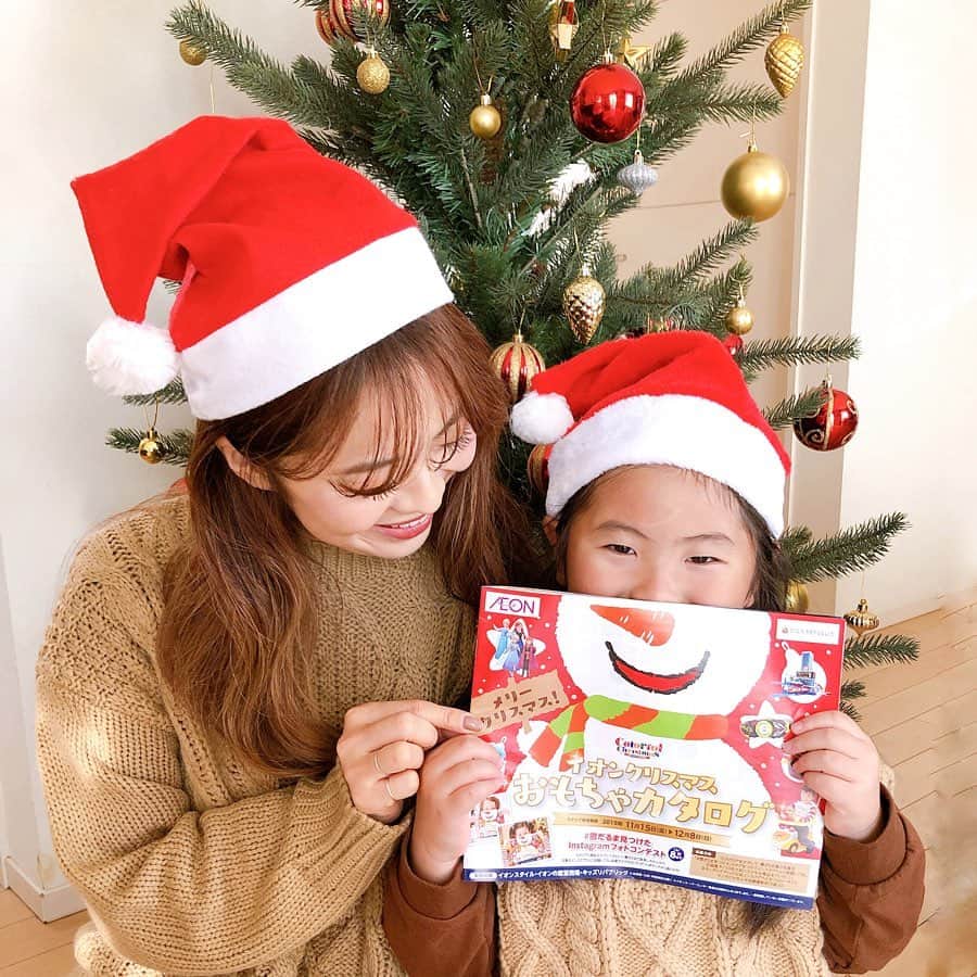 のインスタグラム：「もうすぐクリスマスー🎄❤️ 大好きな季節❤️ ・ みなさんクリスマスプレゼント🎁は決まったかな❤️？ ・  クリスマスプレゼントを買うならイオン♡  #イオンクリスマス のおもちゃカタログを見てどれにしよう♡とワクワクしてる娘がかわいすぎた❤️ カタログも雪だるま⛄️ですっごくかわいいの❤️ 息子も雪だるまに変身⛄️❤️笑 ・  イオンのクリスマスおもちゃカタログ、セール期間は12/8まで❤︎ @kidsrepublic_jp  キッズリパブリックアプリで、 1000円引き特典もあるよ😍  #雪だるま見つけた　 のハッシュタグのinstagramフォトコンテストもやってるよー❤️ ＊ ＊  娘もカタログの中にサンタさん🎅に頼むプレゼント見つかったみたい❤️ お手紙書かなきゃね❤️ クリスマス楽しみだぁ❤️ ＊ ＊ ＊  #イオン　 #イオンクリスマスおもちゃ　 #雪だるま投稿キャンペーン #クリスマス#クリスマスツリー#サンタさん#親子#親子コーデ#おやこーで #クリスマスコーデ#親バカ部」