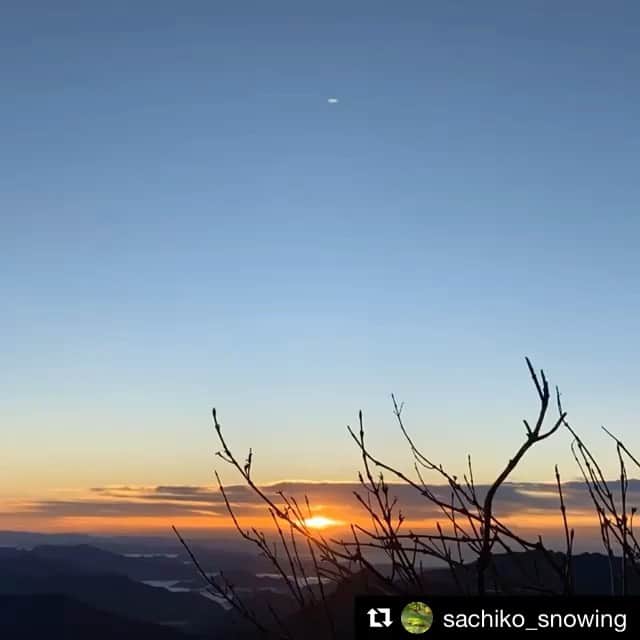 のインスタグラム：「30秒の神秘﻿ ﻿ 行かなこの感動は伝わらない！けど！﻿ ﻿ @sachiko_snowing さん、貴重な映像をありがとうございます。﻿ 鎖は冷たかっただろうな…😨﻿ ﻿ 山頂からとはまだ違う雰囲気で新鮮です！﻿ ﻿ #石鎚山 #石鎚 #ご来光 #ご来光登山 #mtishizuchi﻿ ﻿ ﻿ Repost @sachiko_snowing with @get_repost﻿ ・・・﻿ ﻿ 3の鎖から見るご来光。動画です﻿ ﻿ #lovesaijo﻿ ﻿ ﻿ ﻿ 【共通】﻿ ★西条まつり﻿ 　フォトコンテスト実施中★ （～12/31）﻿ ﻿ お祭りで撮った写真に﻿ ハッシュタグ「lovesaijo」「lovesaijoまつり」﻿ をつけて投稿してください☆﻿ ﻿ 素敵な商品が当たったり、﻿ ポスターなど市のPRに使われるかも。﻿ ﻿ 2015年までの過去の写真もOKなので、﻿ ぜひ投稿・編集を！﻿ 詳しくはストリーズを見てね。﻿ ﻿ ﻿ ﻿ #西条市 #いよ西条 #伊予西条 #愛媛 #四国 #瀬戸内 #Ehime #Shikoku #Setouchi #inaka #田舎暮らし #愛媛旅行 #四国旅行 #shoppingstreet ﻿ #japantravel #japaneseculture #japantrip #explorejapan #visitjapan #traveljapan #travelinjapan」