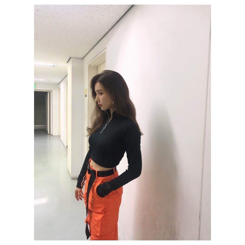 シン・セギョンのインスタグラム：「멋있는 척」